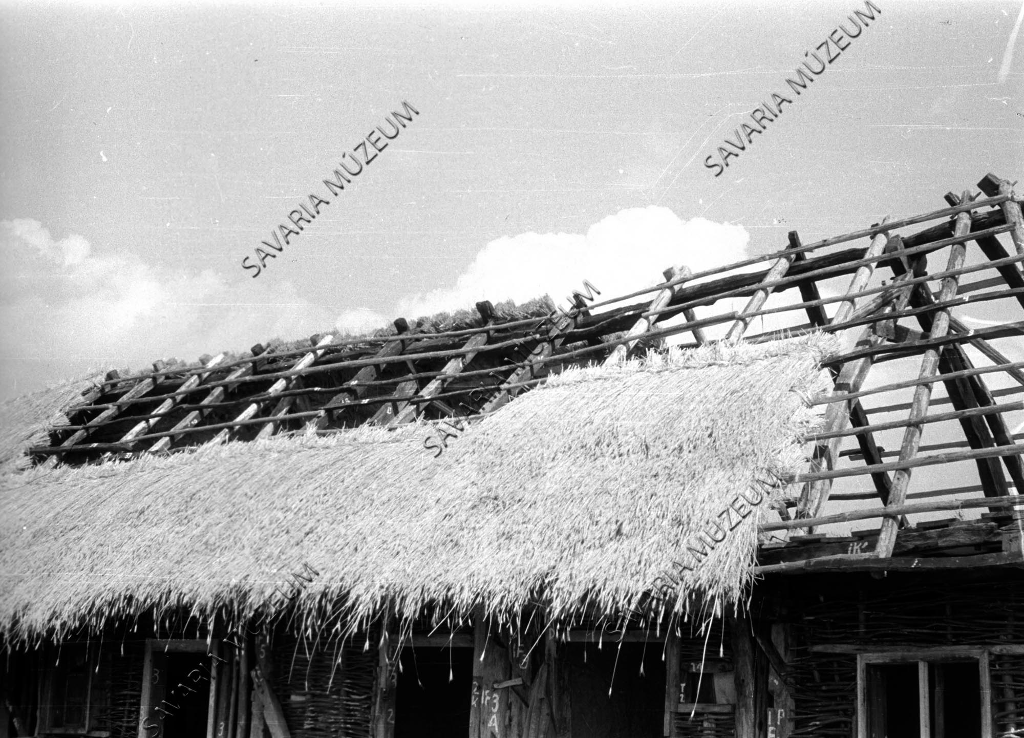 A nemeskoltai ház zsúpolása (Savaria Megyei Hatókörű Városi Múzeum, Szombathely CC BY-NC-SA)