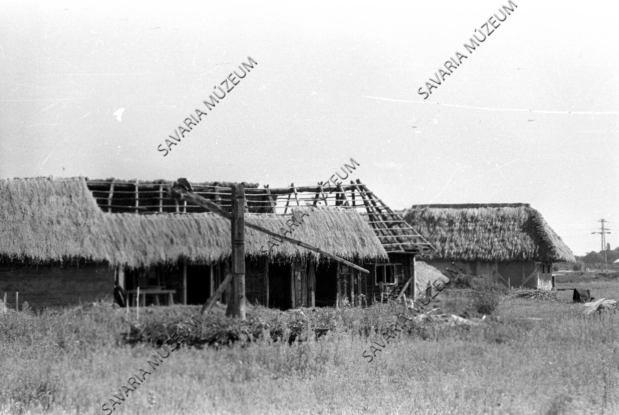 Az épülő nemeskoltai és szentpéterfai ház gémeskúttal (Savaria Megyei Hatókörű Városi Múzeum, Szombathely CC BY-NC-SA)