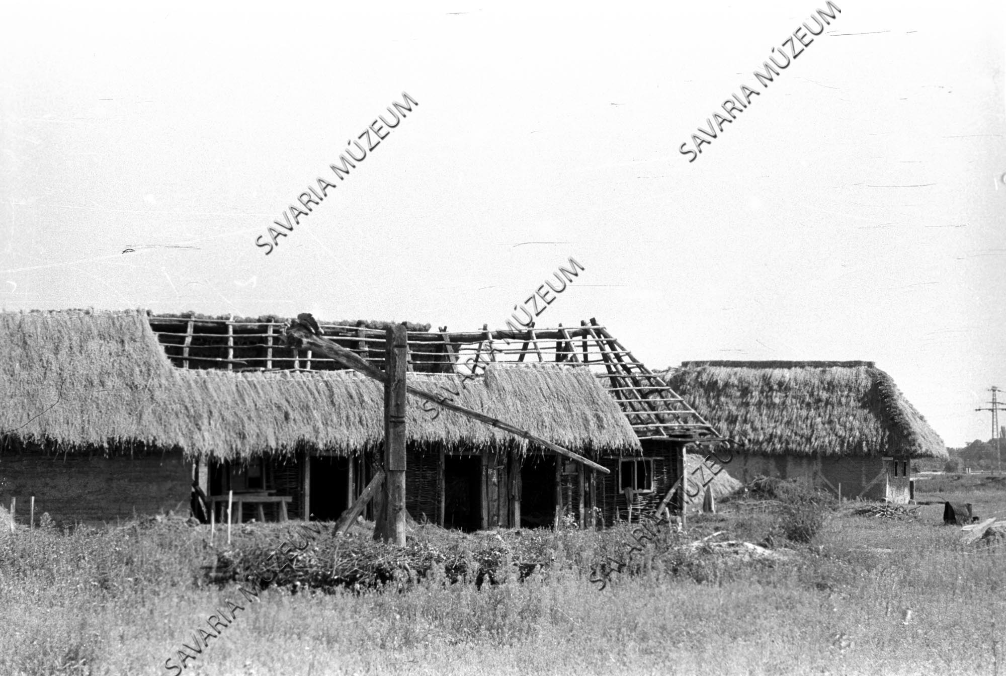 Az épülő nemeskoltai és szentpéterfai ház gémeskúttal (Savaria Megyei Hatókörű Városi Múzeum, Szombathely CC BY-NC-SA)