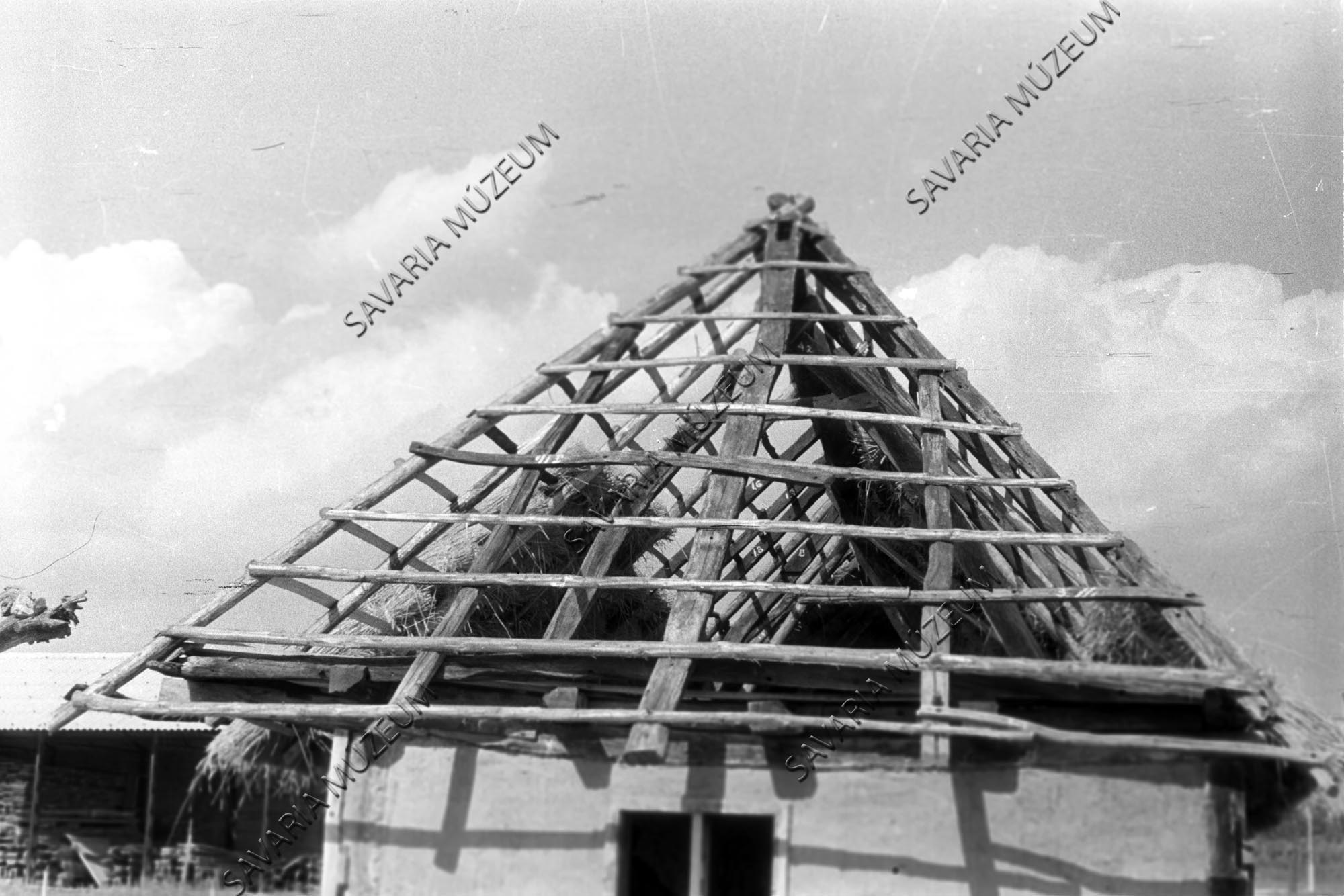 Az épülő nemeskoltai ház tetőszerkezete (Savaria Megyei Hatókörű Városi Múzeum, Szombathely CC BY-NC-SA)