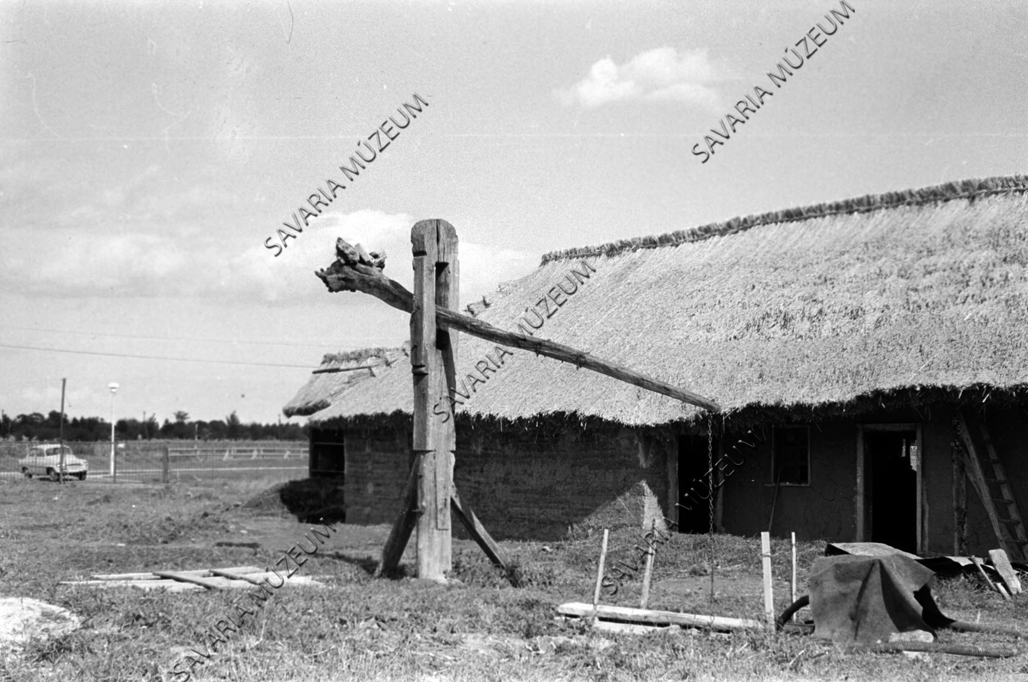 Gémeskút és az épülő nemeskoltai ház hátulja (Savaria Megyei Hatókörű Városi Múzeum, Szombathely CC BY-NC-SA)