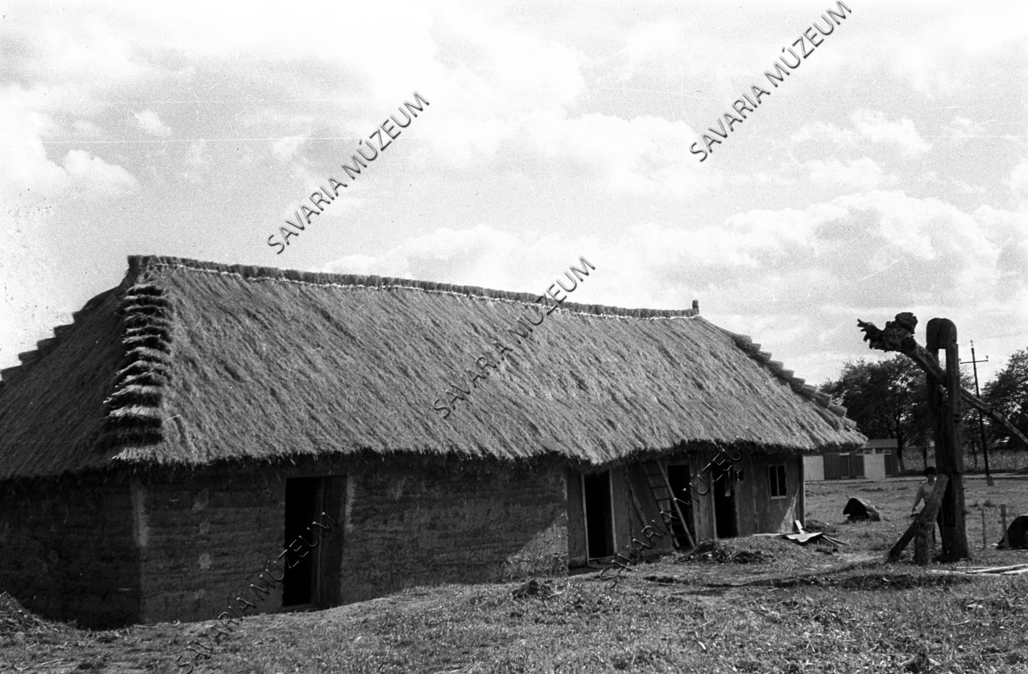 Az épülő nemeskoltai ház gémeskúttal (Savaria Megyei Hatókörű Városi Múzeum, Szombathely CC BY-NC-SA)