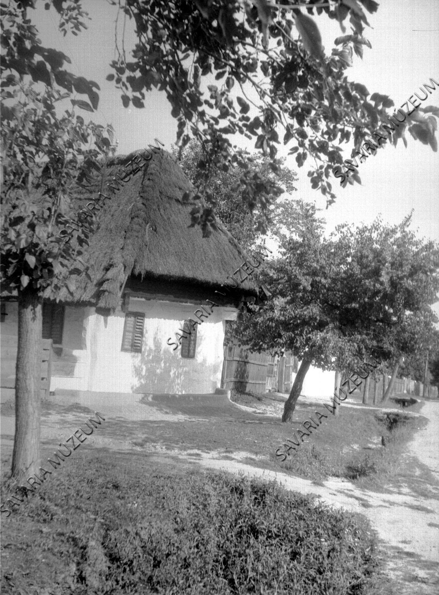 Zsuppos tetejű ház eleje (Savaria Megyei Hatókörű Városi Múzeum, Szombathely CC BY-NC-SA)