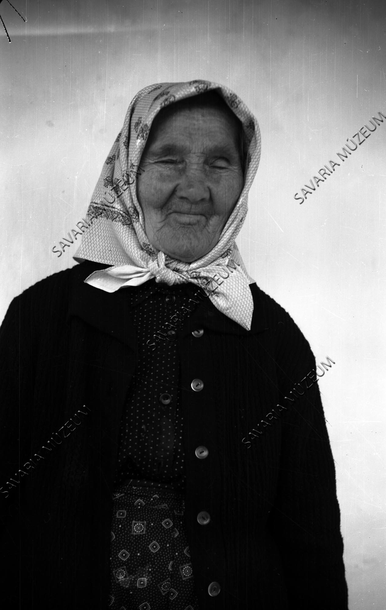Idősebb asszony hétköznapi viseletben (Savaria Megyei Hatókörű Városi Múzeum, Szombathely CC BY-NC-SA)