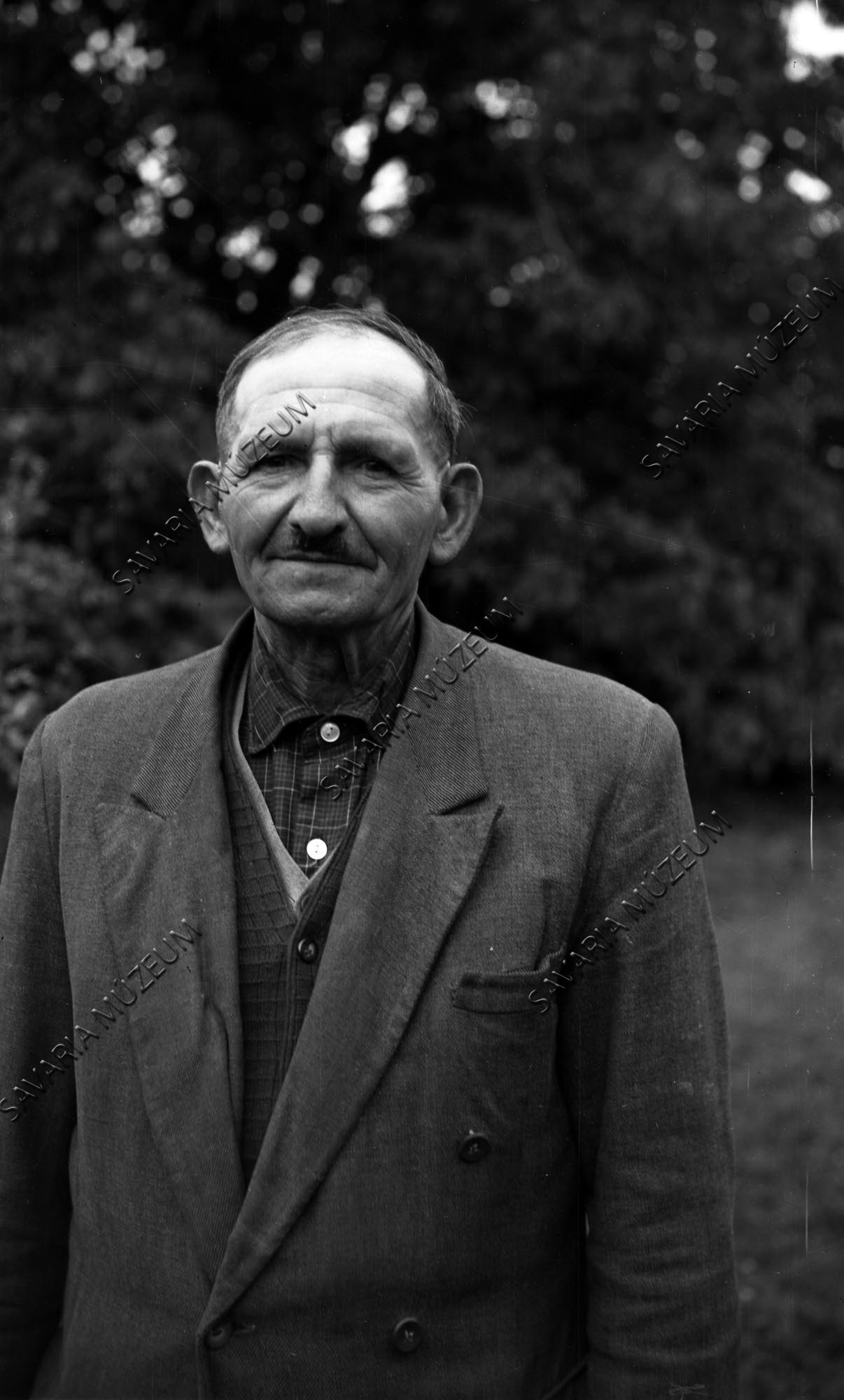 Idősebb ember hétköznapi viseletben (Savaria Megyei Hatókörű Városi Múzeum, Szombathely CC BY-NC-SA)