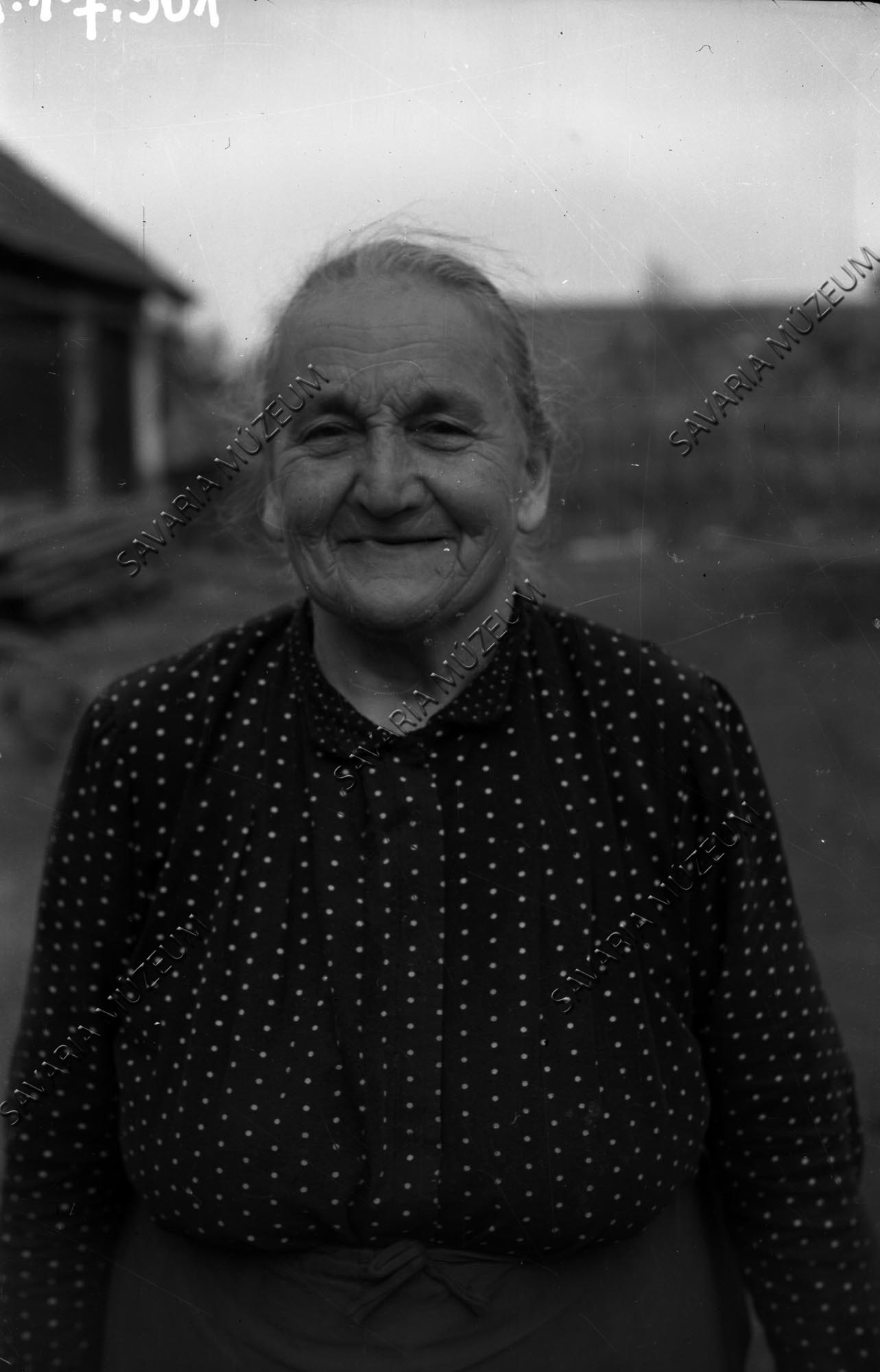 Idősebb asszony hétköznapi viseletben (Savaria Megyei Hatókörű Városi Múzeum, Szombathely CC BY-NC-SA)