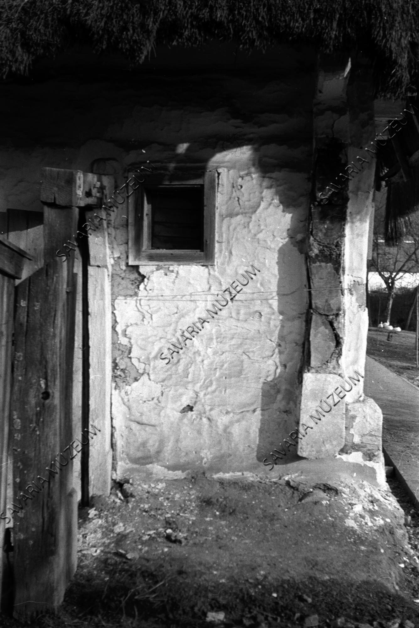 Ház homlokzatának részlete kiskapuval (Savaria Megyei Hatókörű Városi Múzeum, Szombathely CC BY-NC-SA)