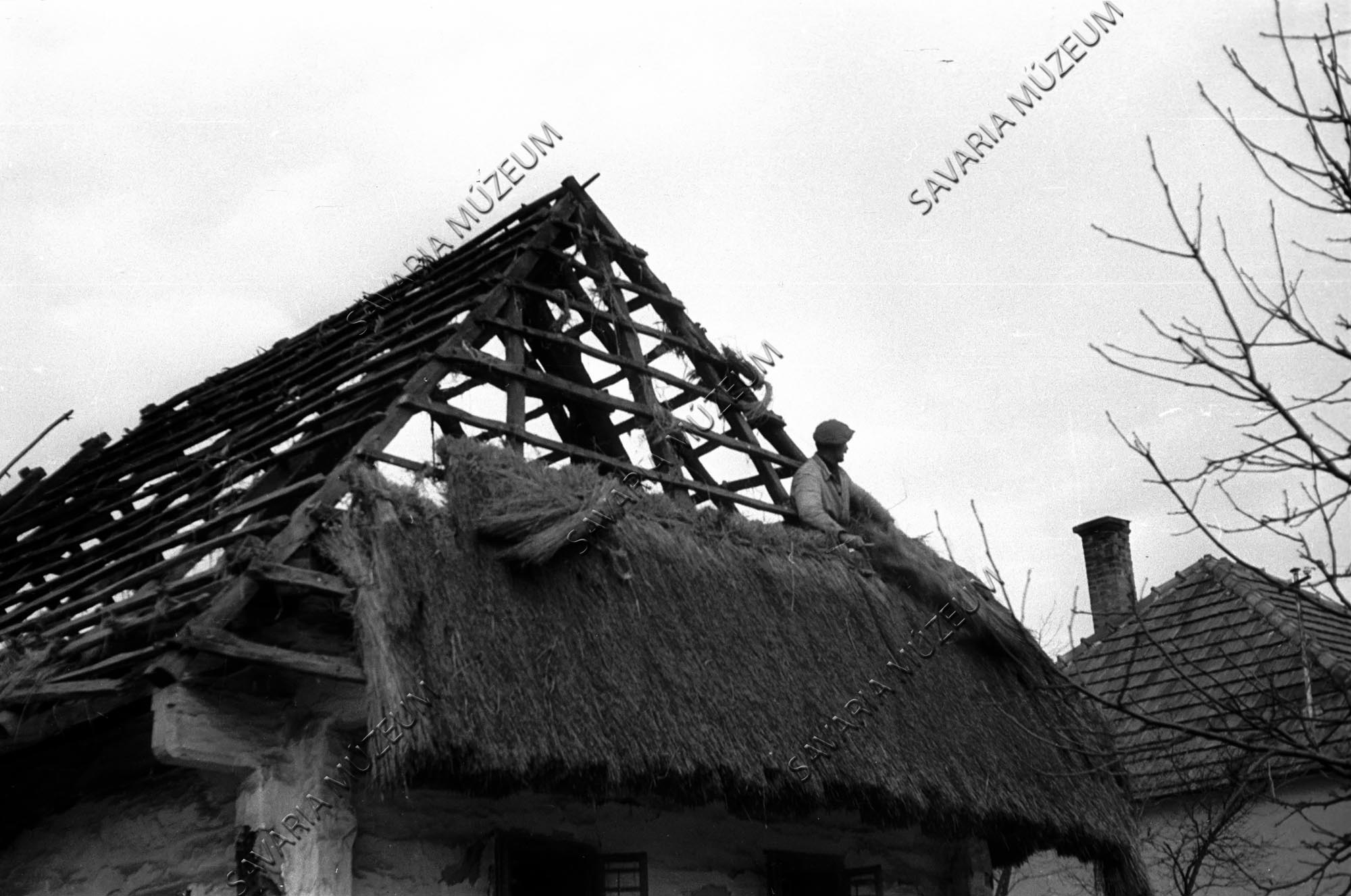 Házoromzat bontás közben (Savaria Megyei Hatókörű Városi Múzeum, Szombathely CC BY-NC-SA)