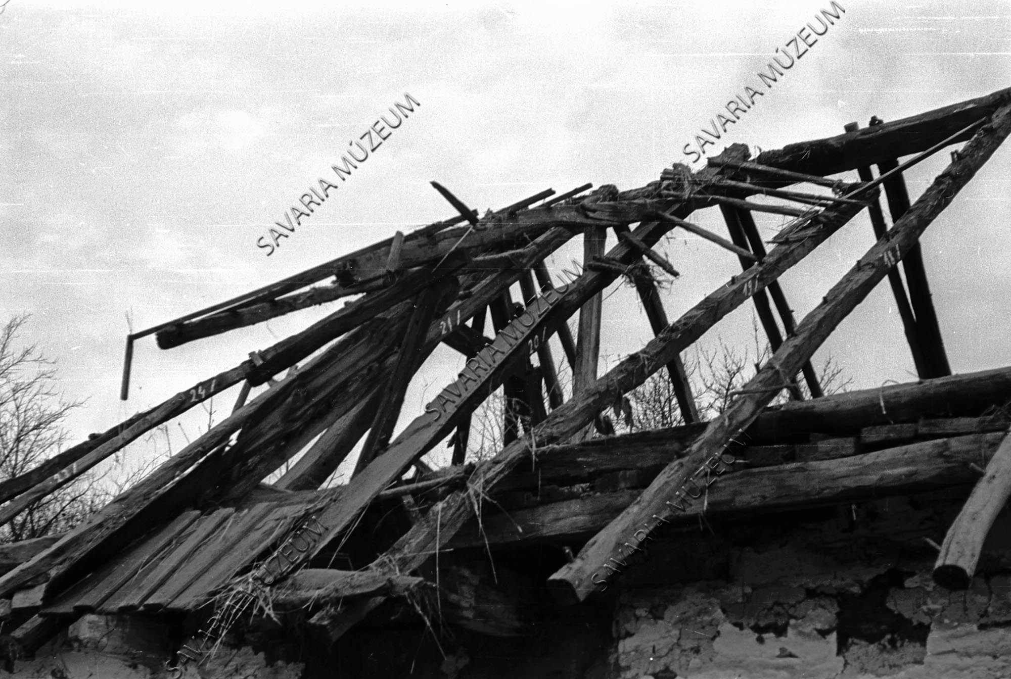 Ház tetőszerkezete a padlásfeljárónál bontás közben (Savaria Megyei Hatókörű Városi Múzeum, Szombathely CC BY-NC-SA)