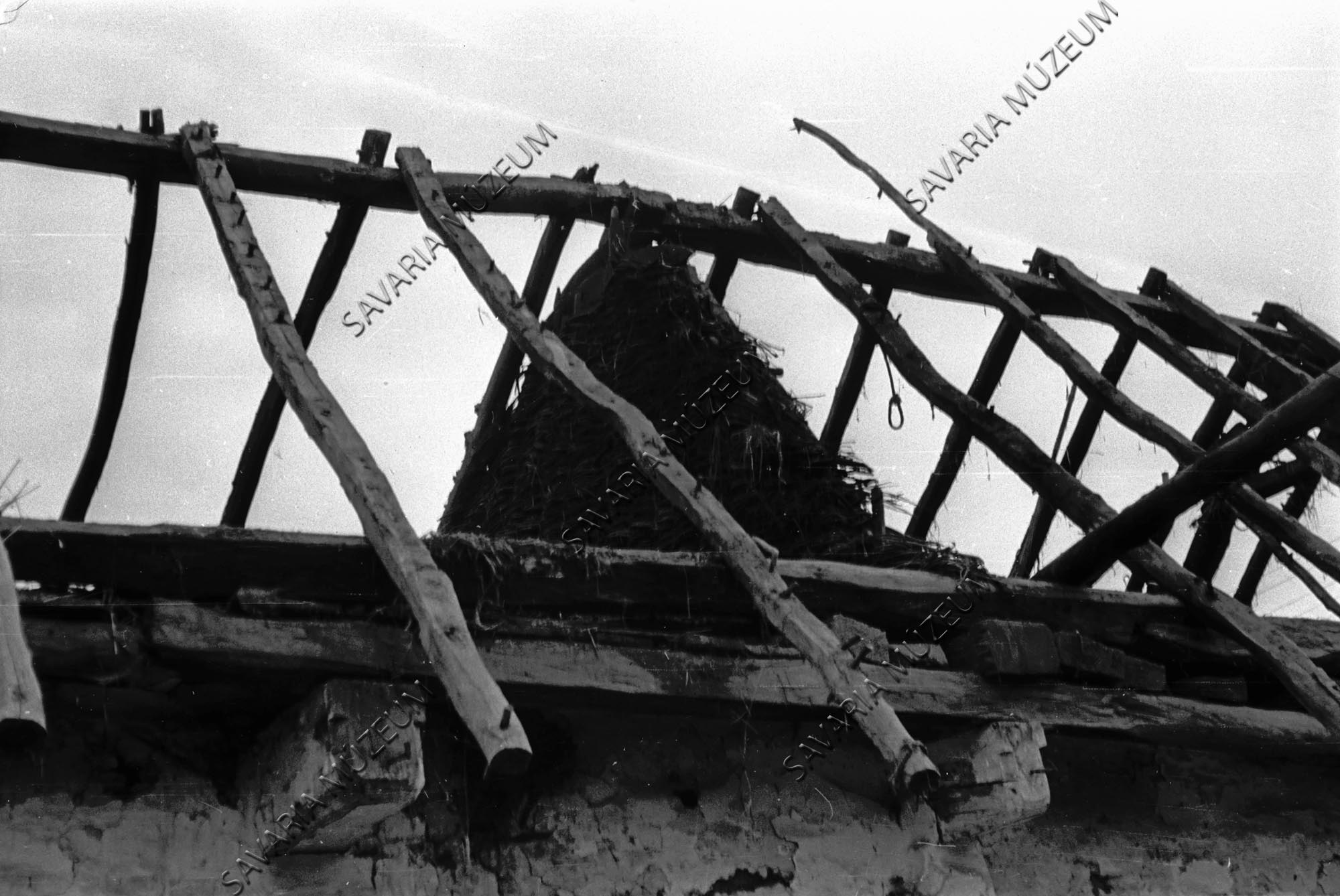 Ház tetőszerkezete sövényfallal bontás közben (Savaria Megyei Hatókörű Városi Múzeum, Szombathely CC BY-NC-SA)