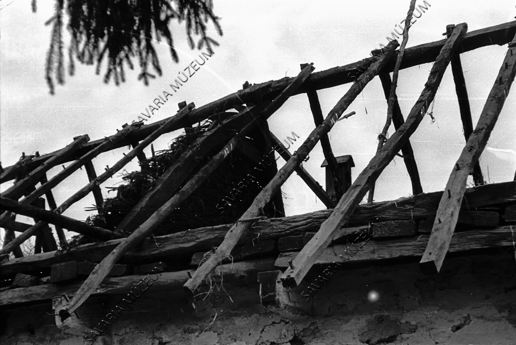 Ház tetőszerkezete sövényfallal bontás közben (Savaria Megyei Hatókörű Városi Múzeum, Szombathely CC BY-NC-SA)