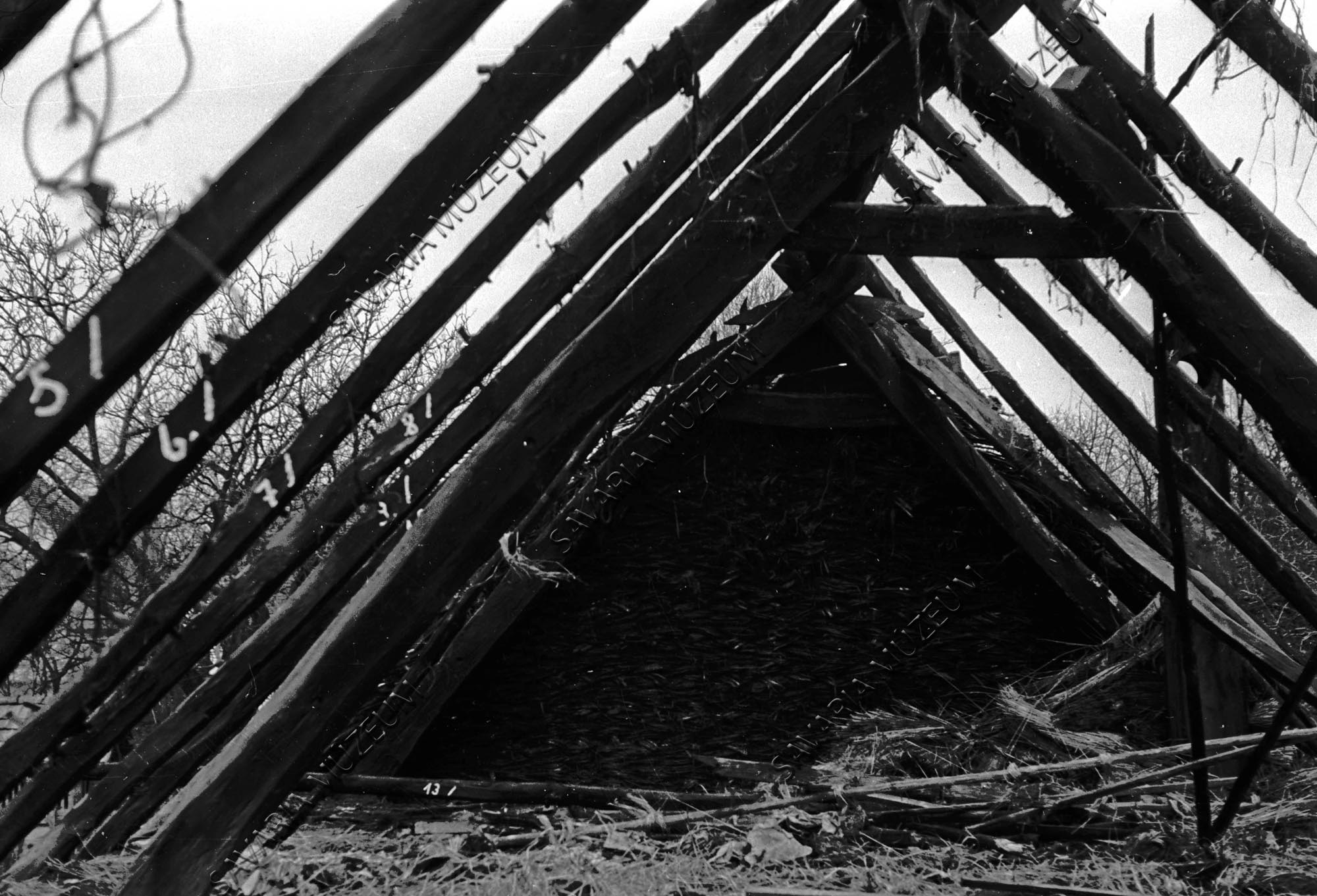 Ház tetőszerkezete fakéménnyel és sövényfallal (Savaria Megyei Hatókörű Városi Múzeum, Szombathely CC BY-NC-SA)