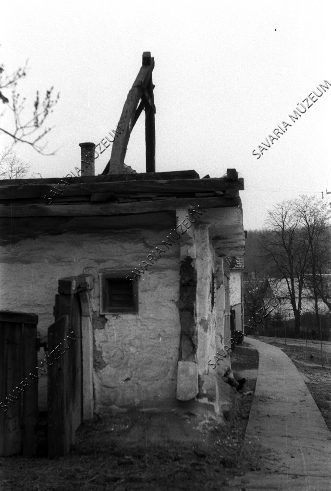 Házhomlokzat bontás közben (Savaria Megyei Hatókörű Városi Múzeum, Szombathely CC BY-NC-SA)