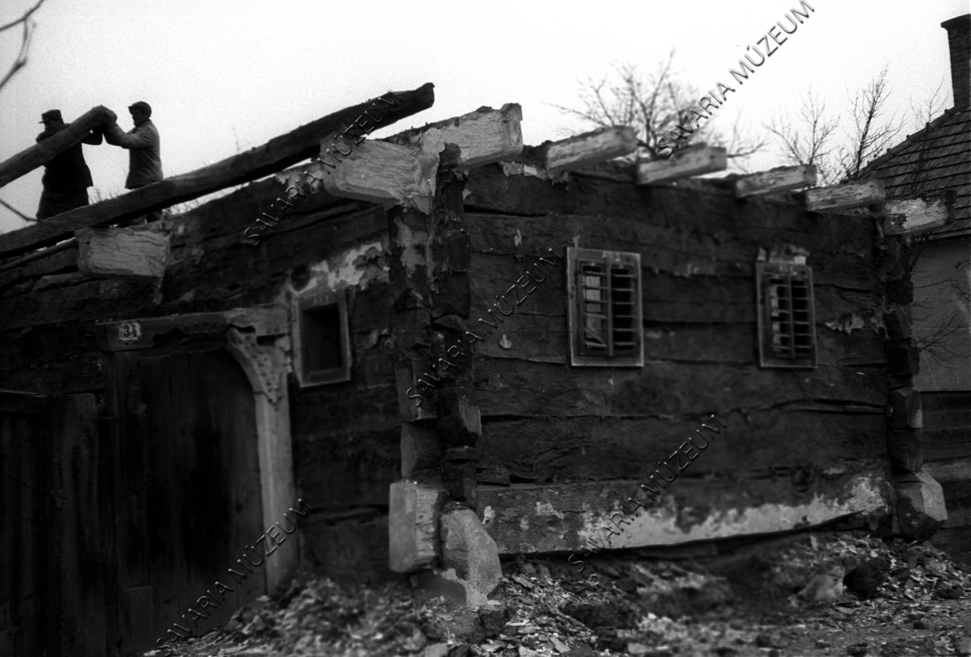 Ház homlokzata bontás közben (Savaria Megyei Hatókörű Városi Múzeum, Szombathely CC BY-NC-SA)