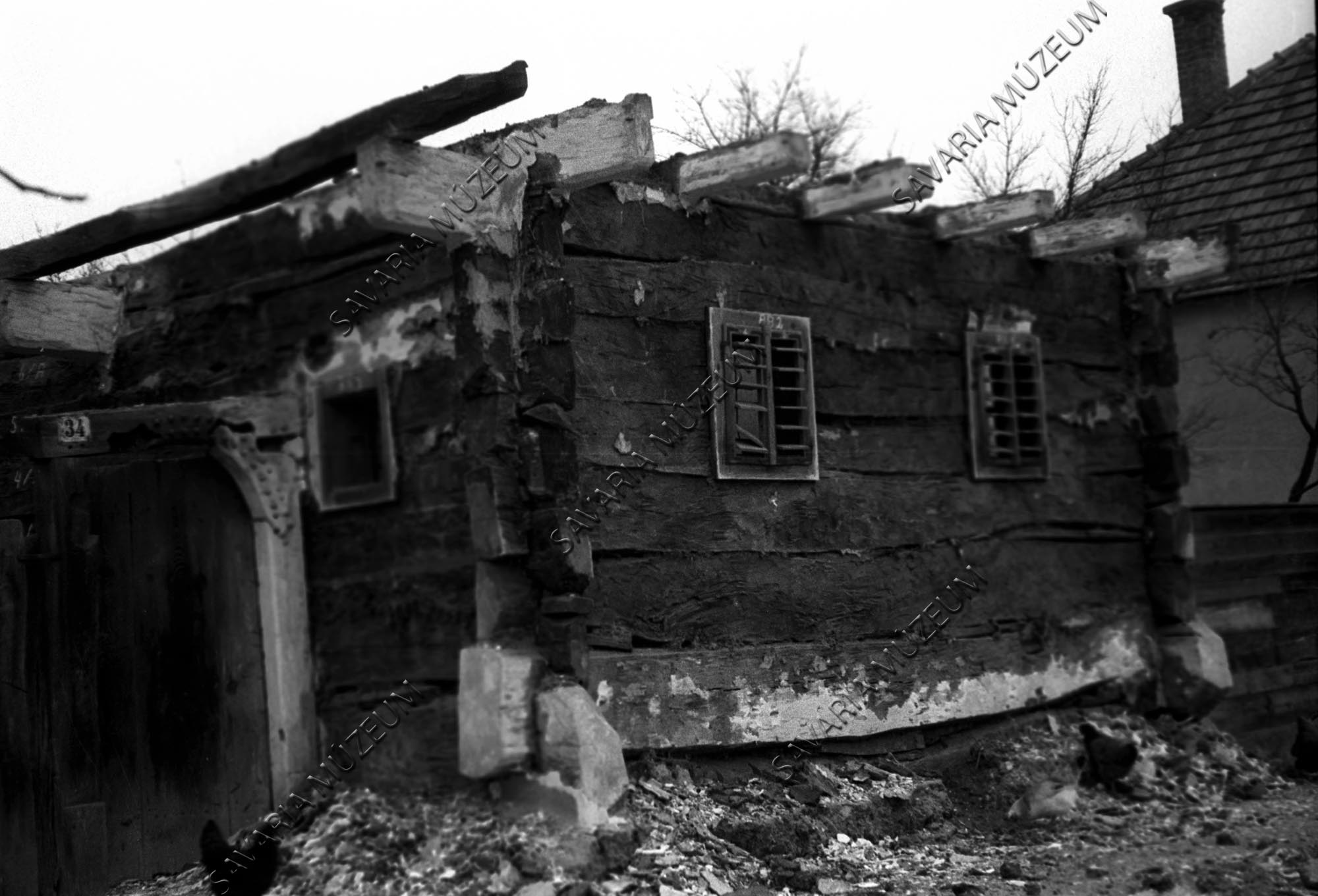 Ház homlokzata bontás közben (Savaria Megyei Hatókörű Városi Múzeum, Szombathely CC BY-NC-SA)