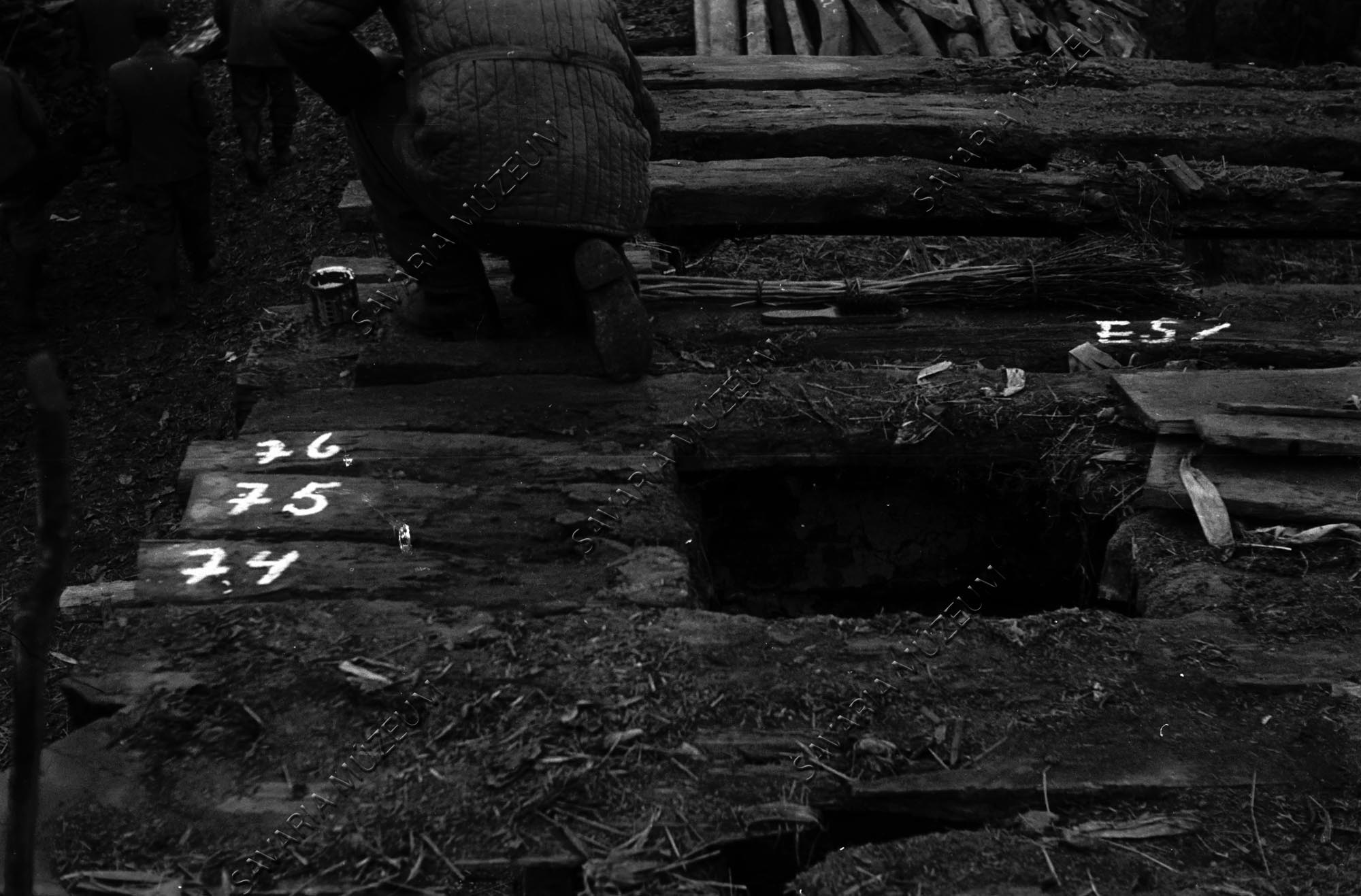Szénaledobó nyílás az istálló födémdeszkái között (Savaria Megyei Hatókörű Városi Múzeum, Szombathely CC BY-NC-SA)