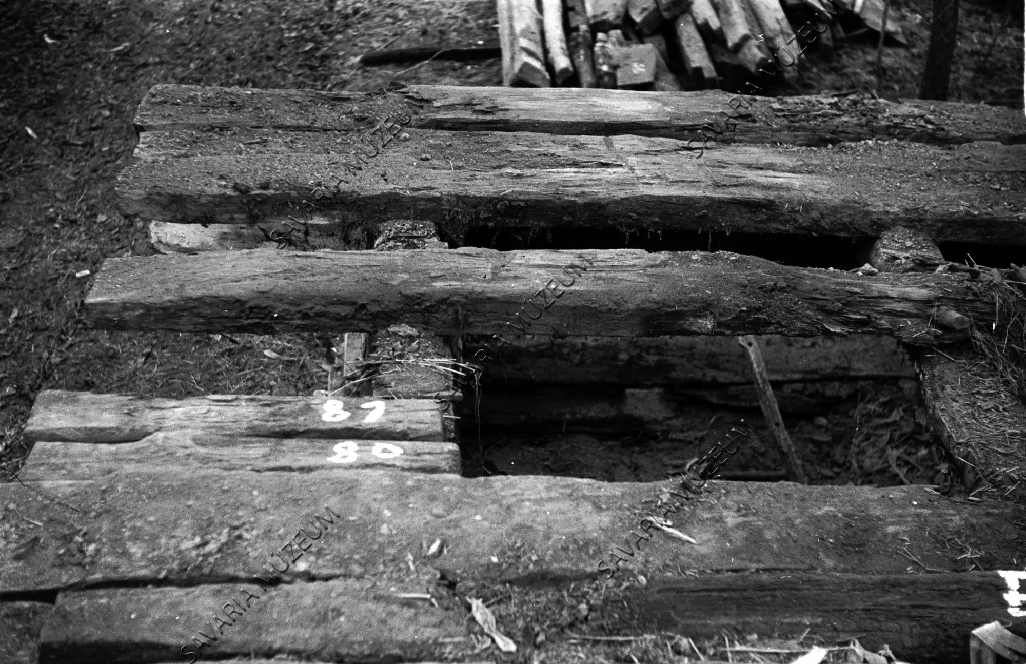 Szénaledobó nyílás az istálló födémdeszkái között (Savaria Megyei Hatókörű Városi Múzeum, Szombathely CC BY-NC-SA)