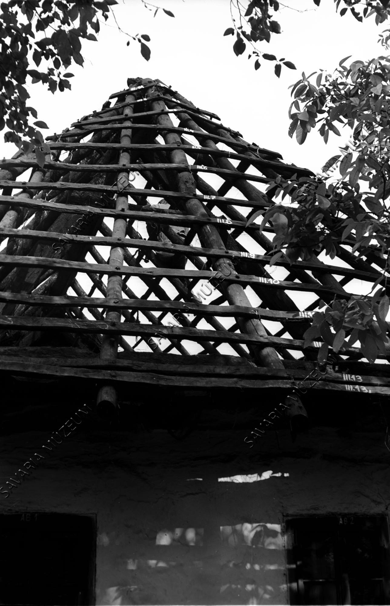 Ház homlokzati tetőszerkezete bontás közben (Savaria Megyei Hatókörű Városi Múzeum, Szombathely CC BY-NC-SA)