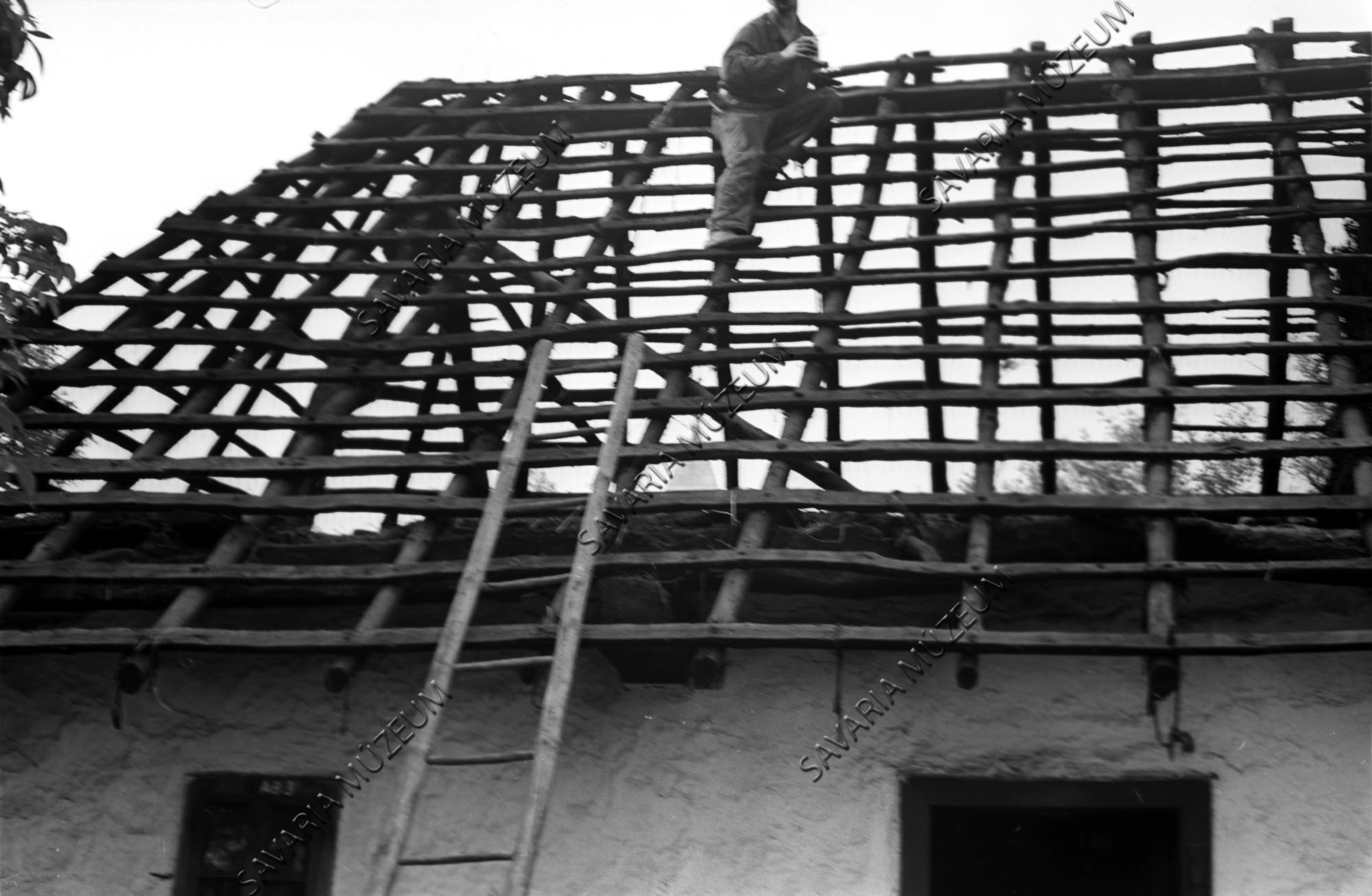 Ház udvar felöli tetőszerkezete, bontás közben (Savaria Megyei Hatókörű Városi Múzeum, Szombathely CC BY-NC-SA)