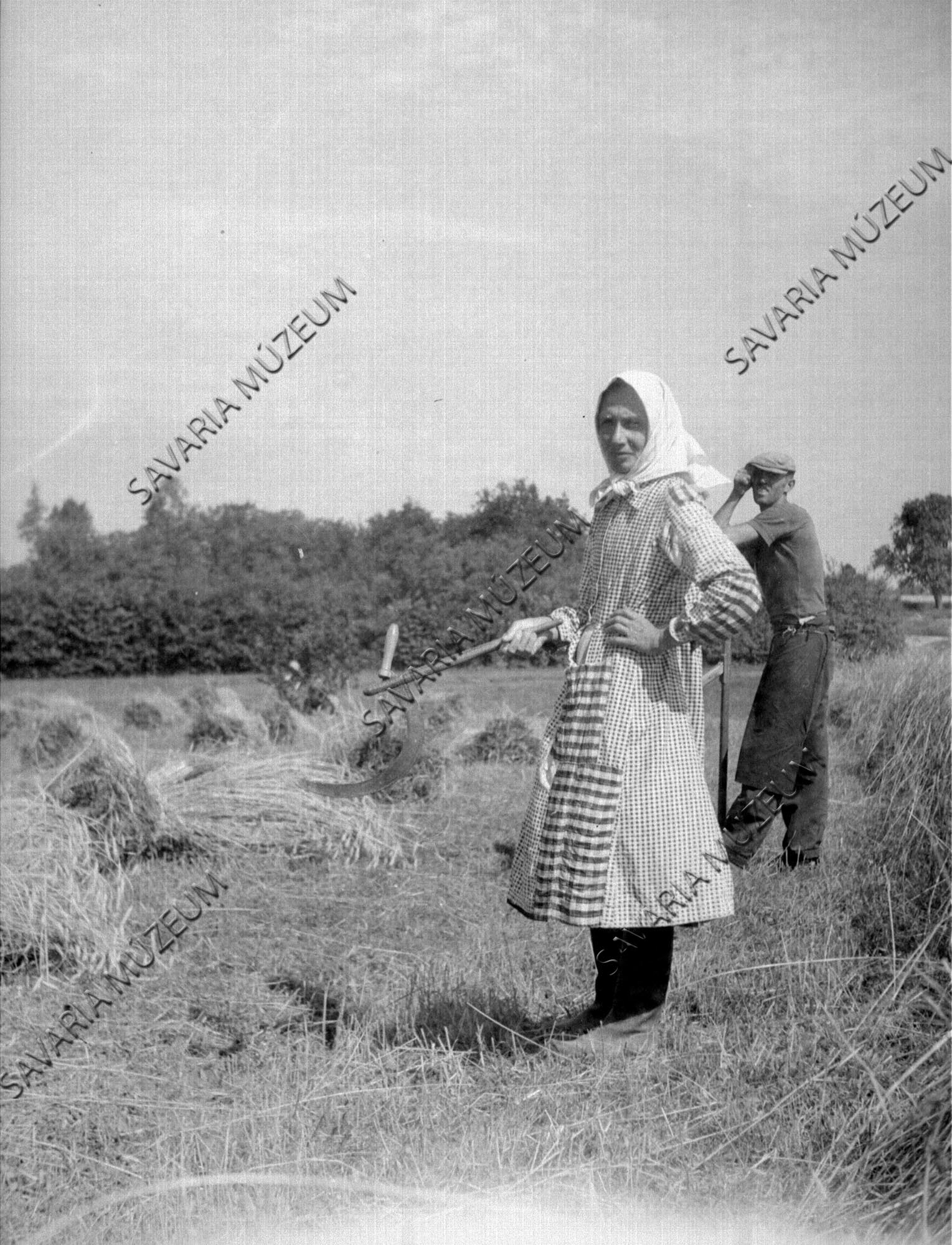 Kévekötőfát tartó asszony (Savaria Megyei Hatókörű Városi Múzeum, Szombathely CC BY-NC-SA)