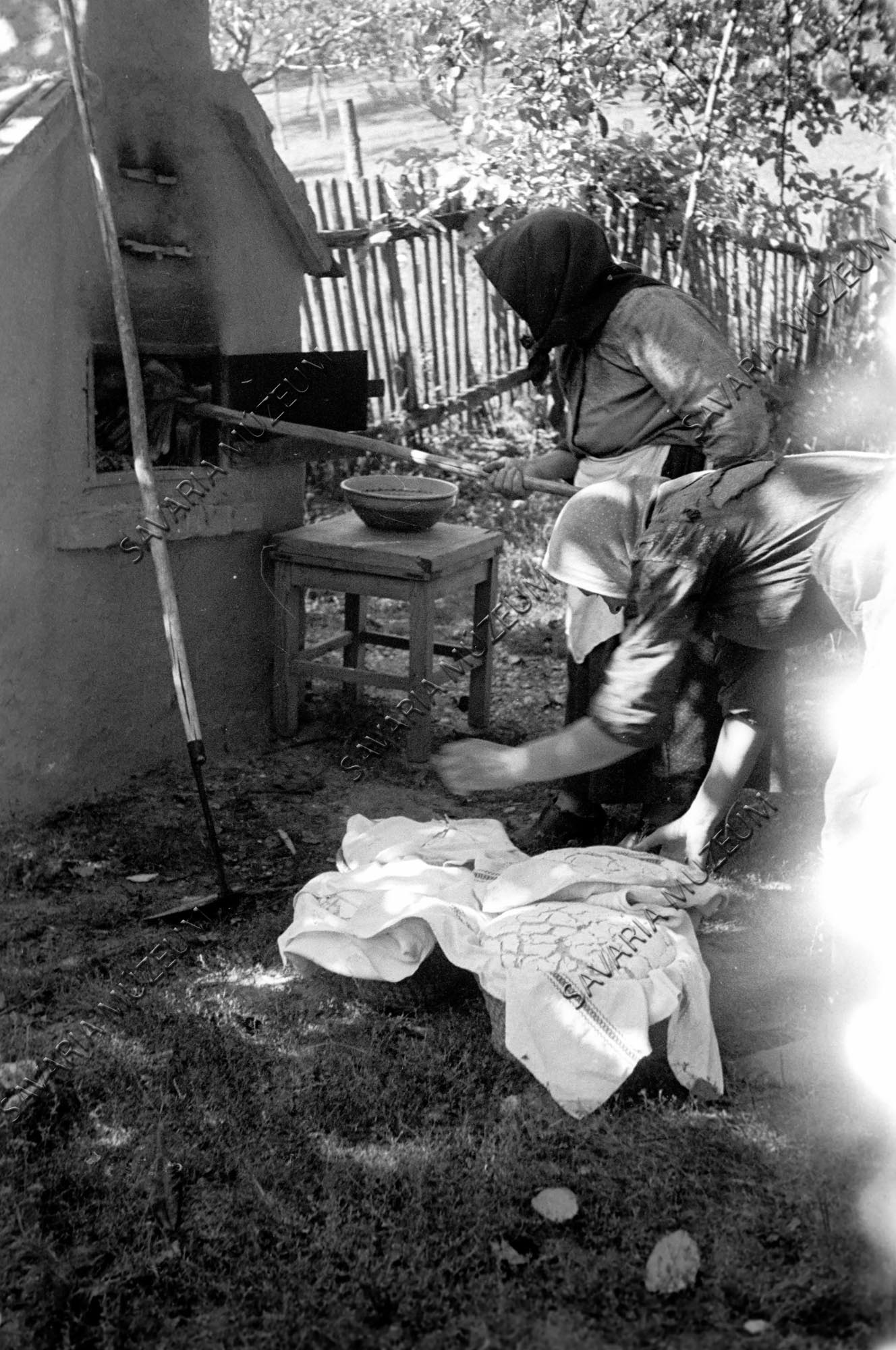 Pemetölés, kenyerek lisztezése (Savaria Megyei Hatókörű Városi Múzeum, Szombathely CC BY-NC-SA)