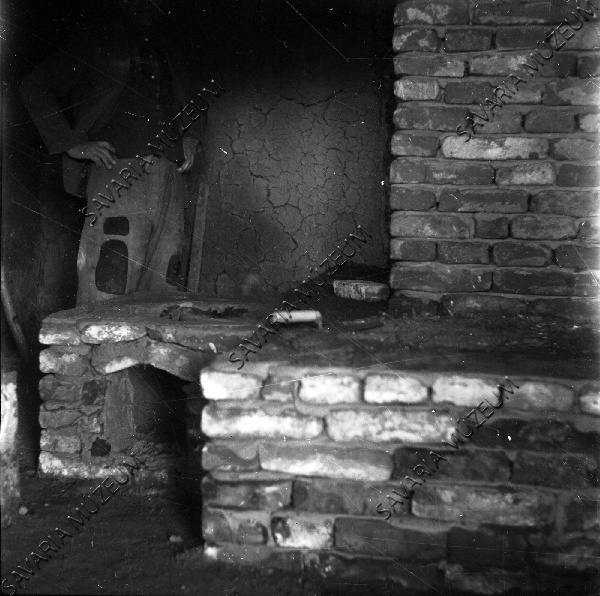 Kemence és katlan építése a szentpéterfai házban (Savaria Megyei Hatókörű Városi Múzeum, Szombathely CC BY-NC-SA)