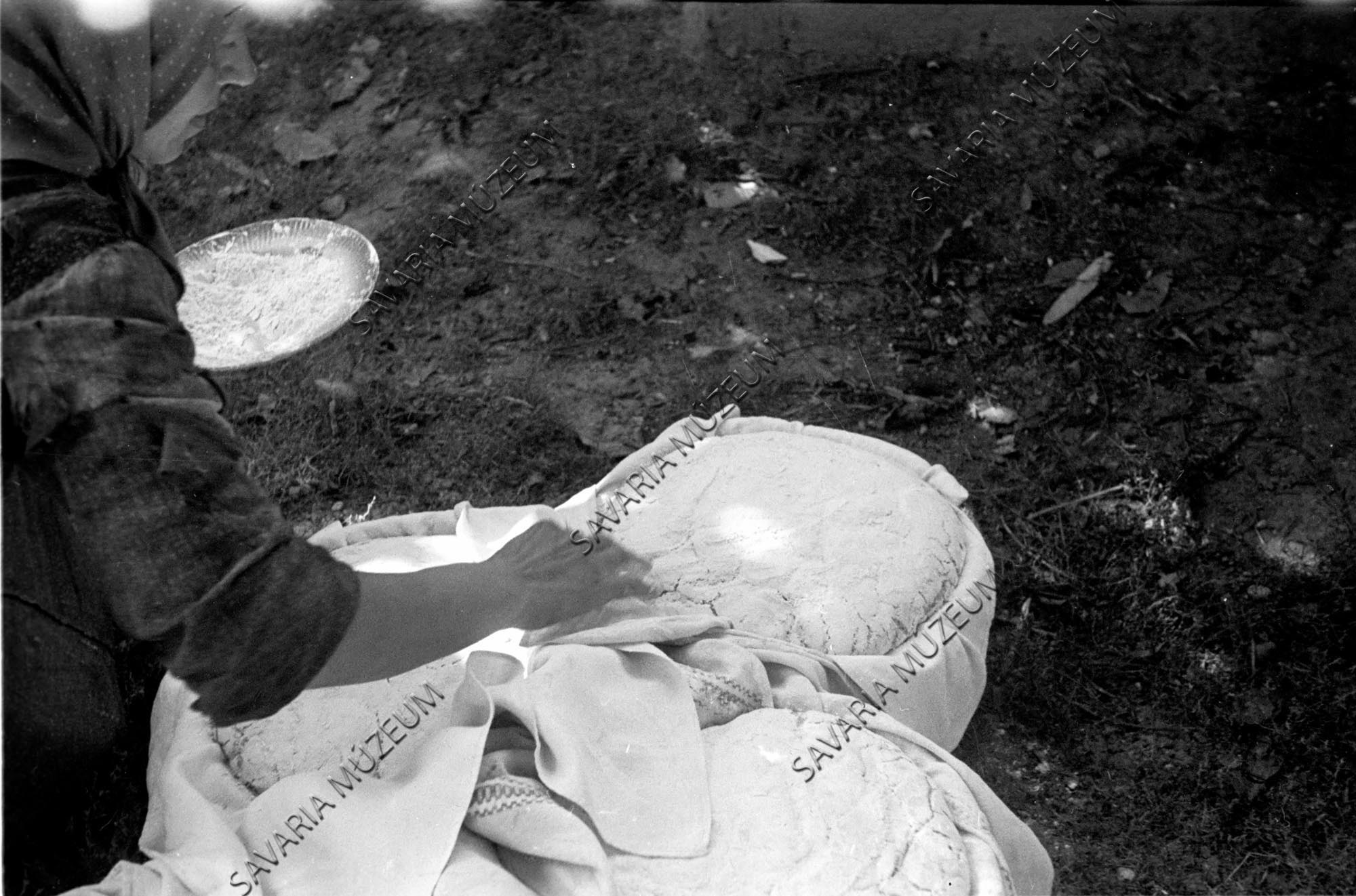 Kelő kenyerek a földön (Savaria Megyei Hatókörű Városi Múzeum, Szombathely CC BY-NC-SA)