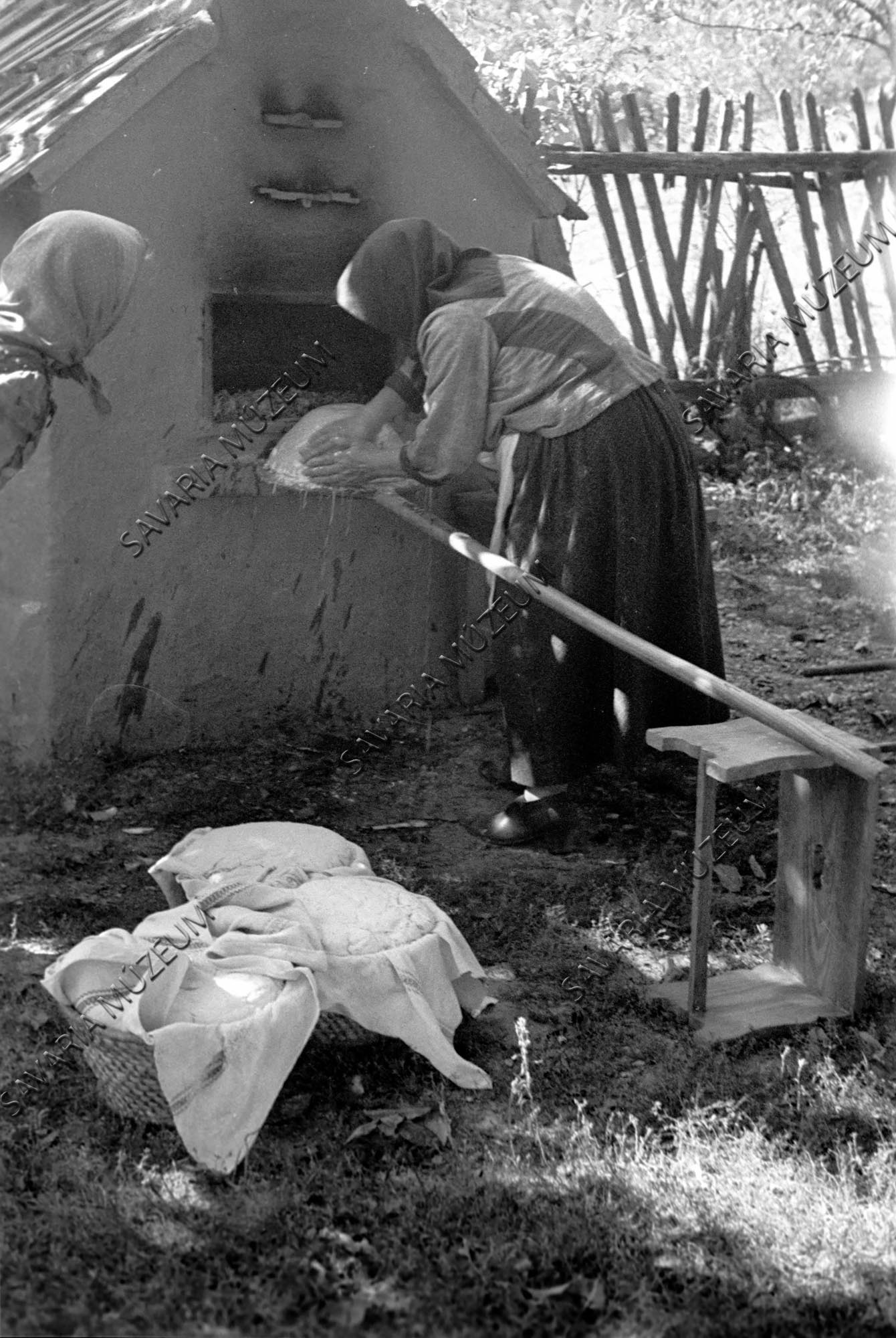 A kenyér bevetése kemencébe (Savaria Megyei Hatókörű Városi Múzeum, Szombathely CC BY-NC-SA)