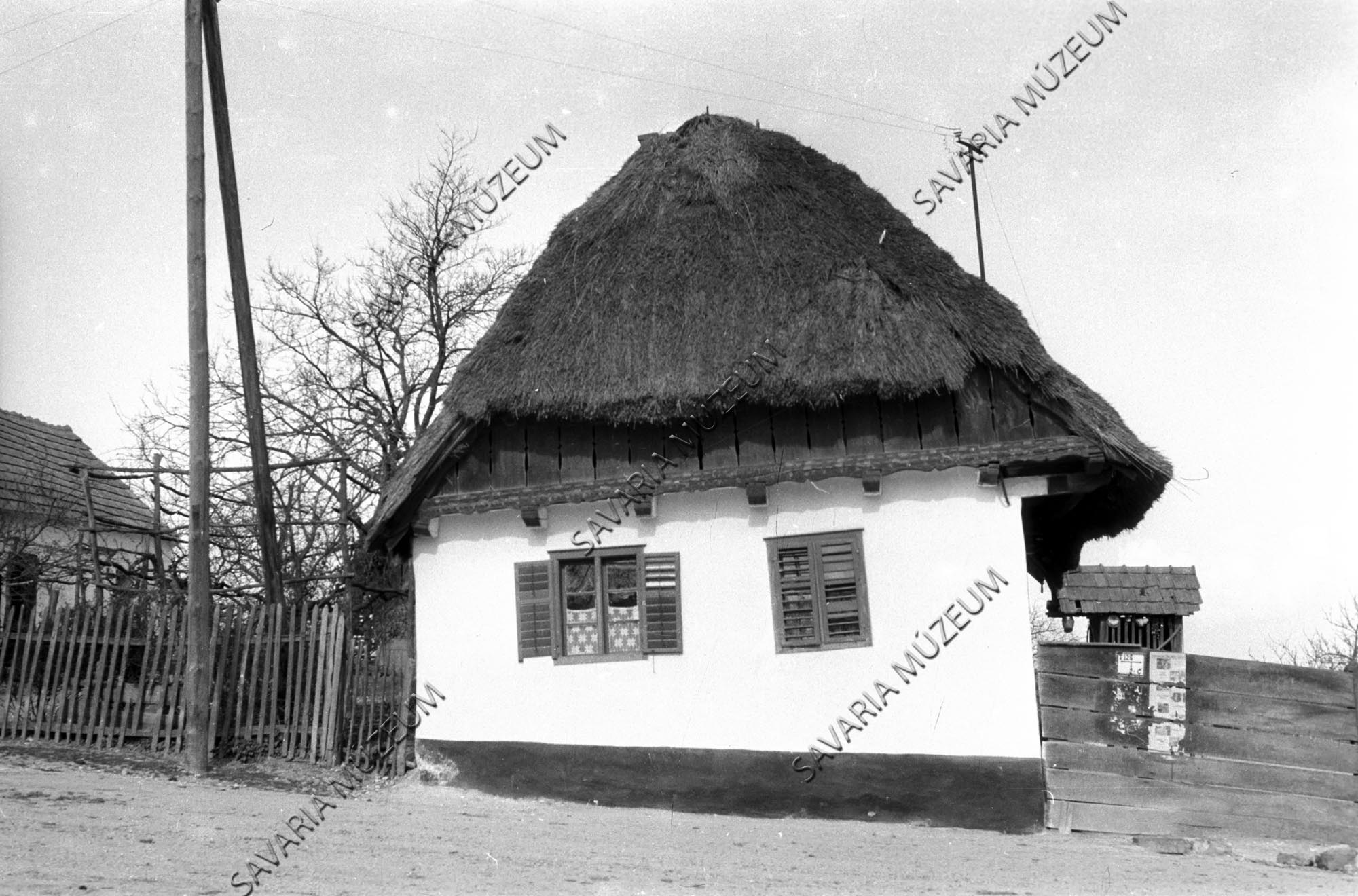 Házhomlokzat és kút (Savaria Megyei Hatókörű Városi Múzeum, Szombathely CC BY-NC-SA)