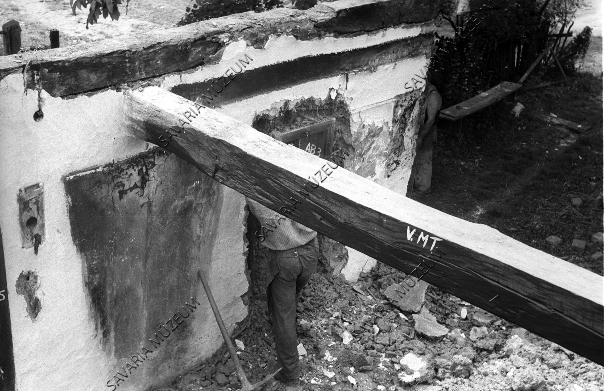 Szoba mestergerendája és udvar felöli fala bontás közben (Savaria Megyei Hatókörű Városi Múzeum, Szombathely CC BY-NC-SA)