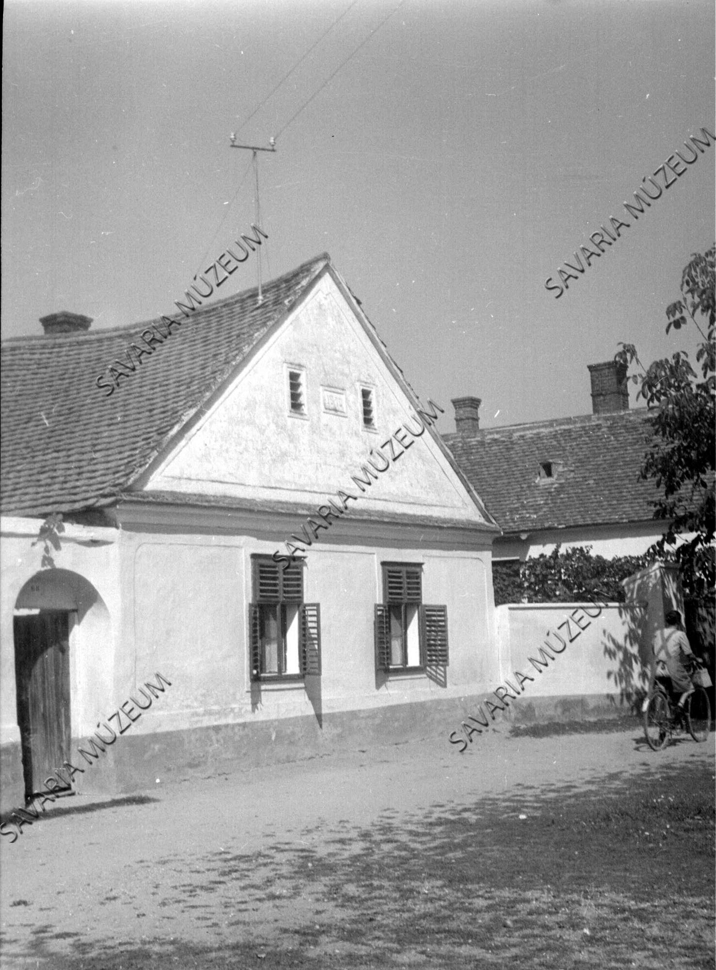 Egyenes, oromfalu régi ház (Savaria Megyei Hatókörű Városi Múzeum, Szombathely CC BY-NC-SA)