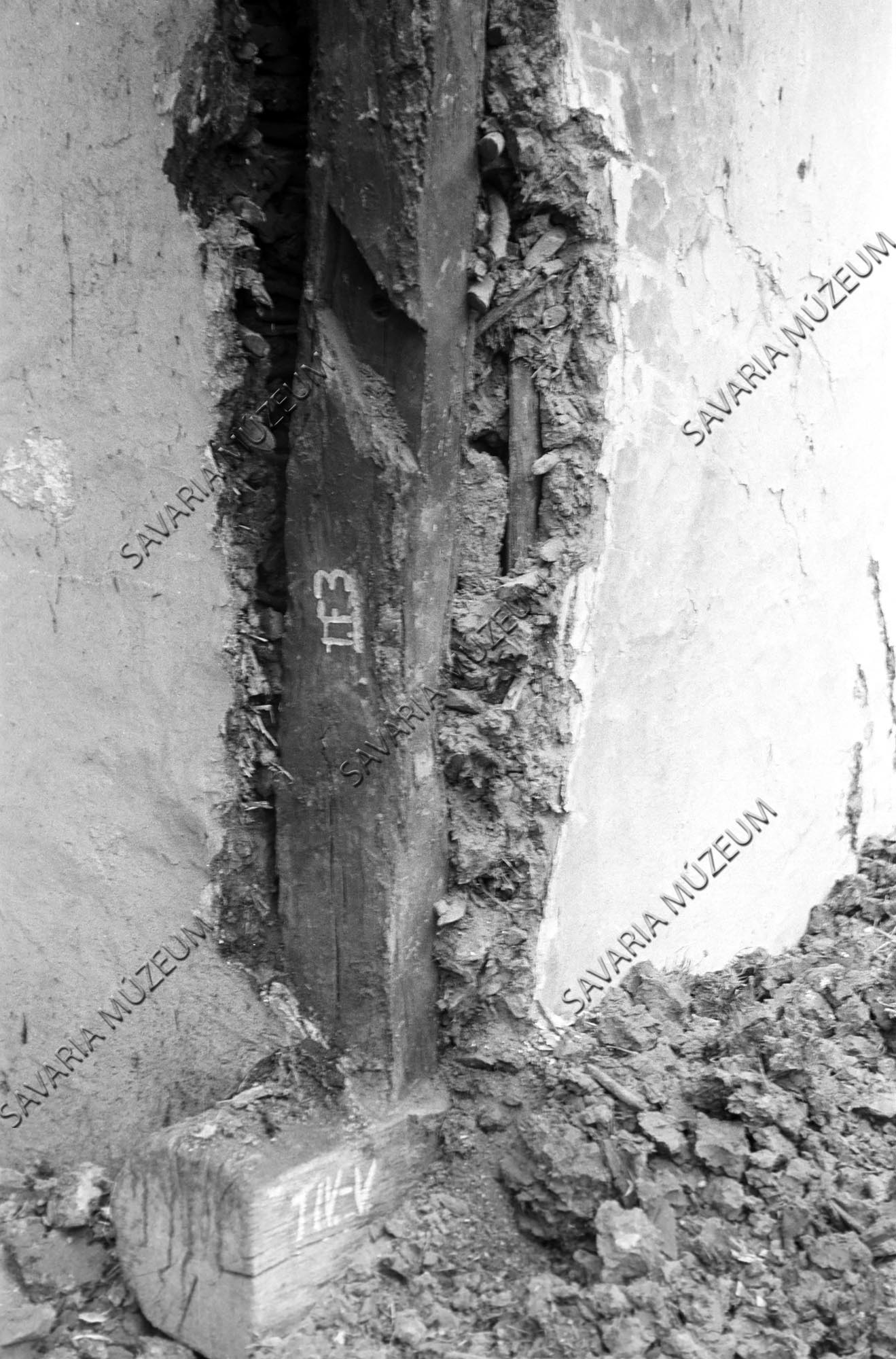 A konyha kemenesfelöli külső sarka bontás közben (Savaria Megyei Hatókörű Városi Múzeum, Szombathely CC BY-NC-SA)