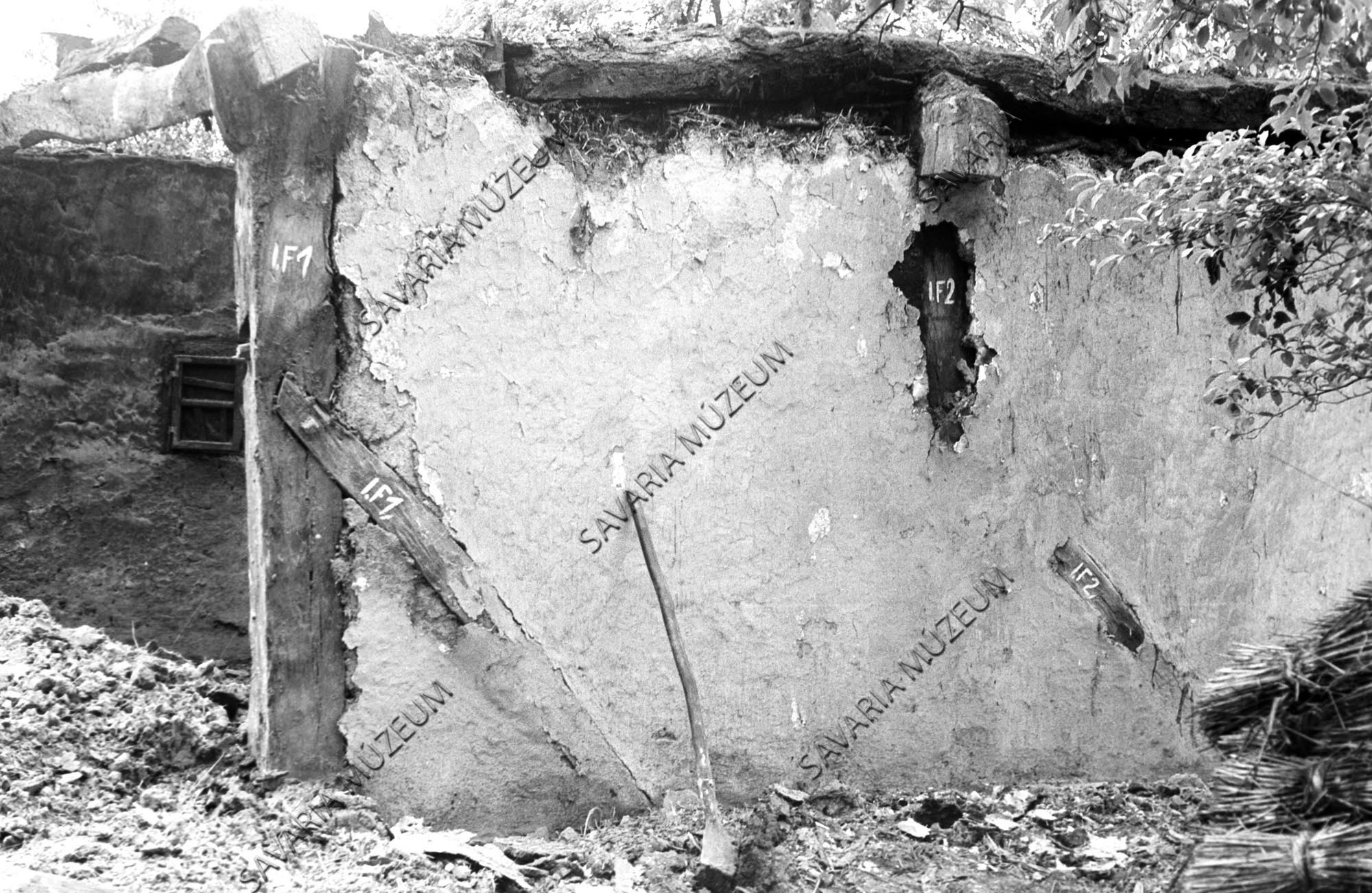 Konyha hátulsó fala bontás közben (Savaria Megyei Hatókörű Városi Múzeum, Szombathely CC BY-NC-SA)