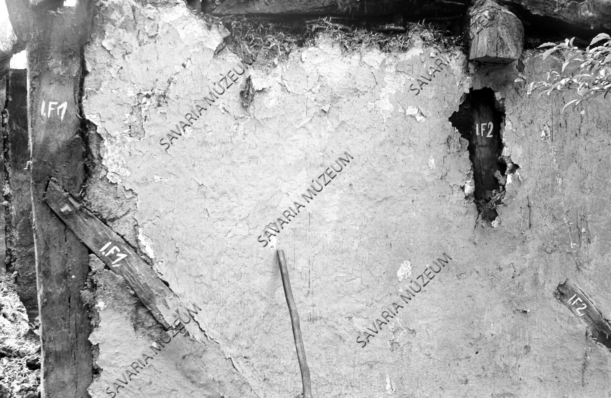 Konyha hátulsó fala bontás közben (Savaria Megyei Hatókörű Városi Múzeum, Szombathely CC BY-NC-SA)