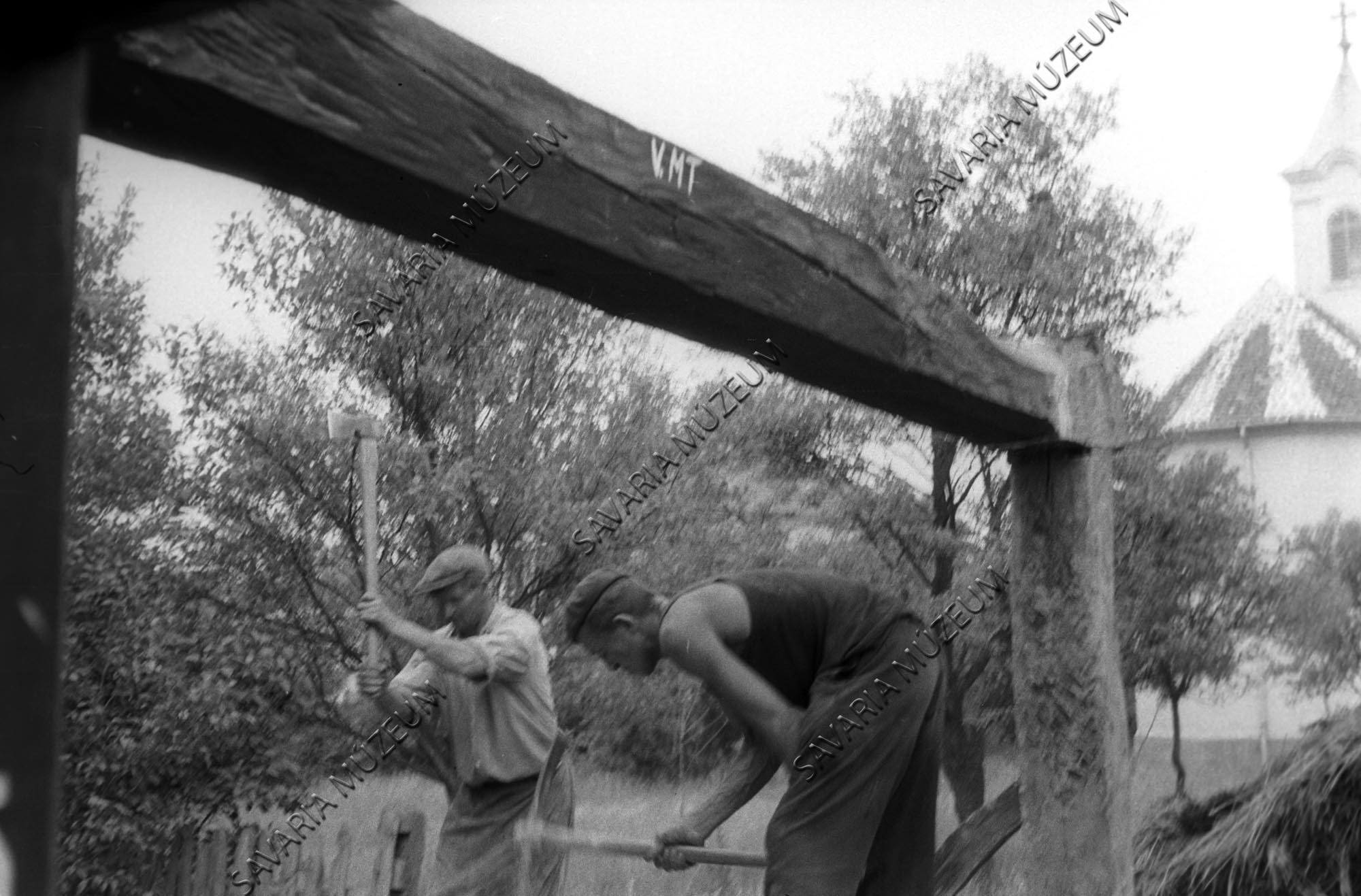 Szoba mestergerendája bontás közben (Savaria Megyei Hatókörű Városi Múzeum, Szombathely CC BY-NC-SA)