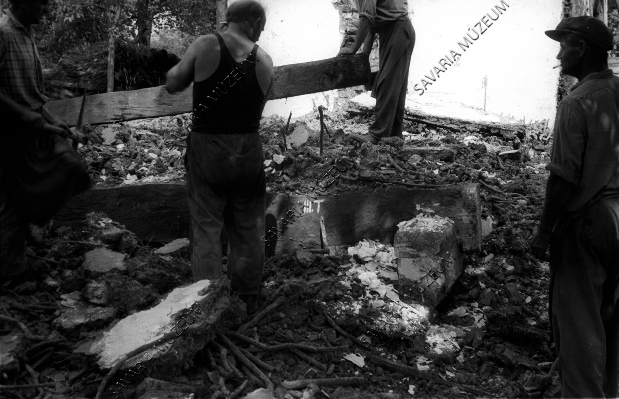 Szoba talpgerendái bontás közben (Savaria Megyei Hatókörű Városi Múzeum, Szombathely CC BY-NC-SA)