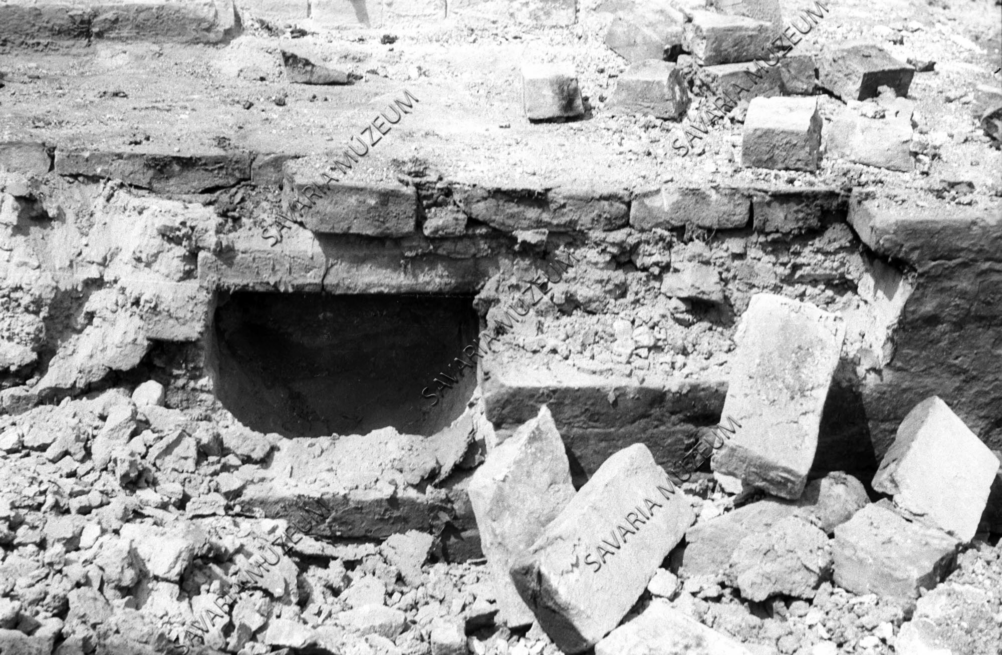 hamulyuk a kemence alatt (Savaria Megyei Hatókörű Városi Múzeum, Szombathely CC BY-NC-SA)