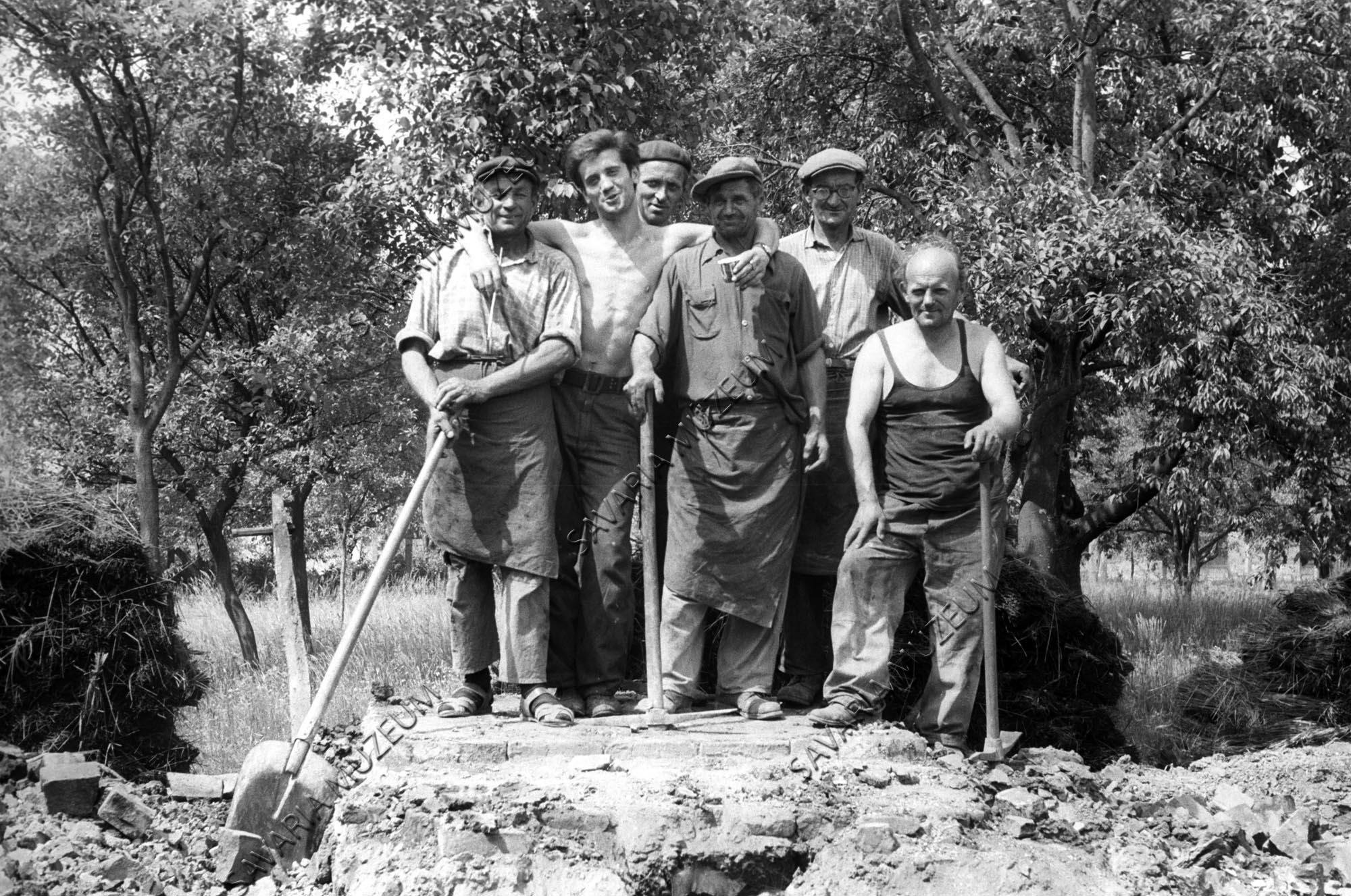 A bontást végző munkások (Savaria Megyei Hatókörű Városi Múzeum, Szombathely CC BY-NC-SA)