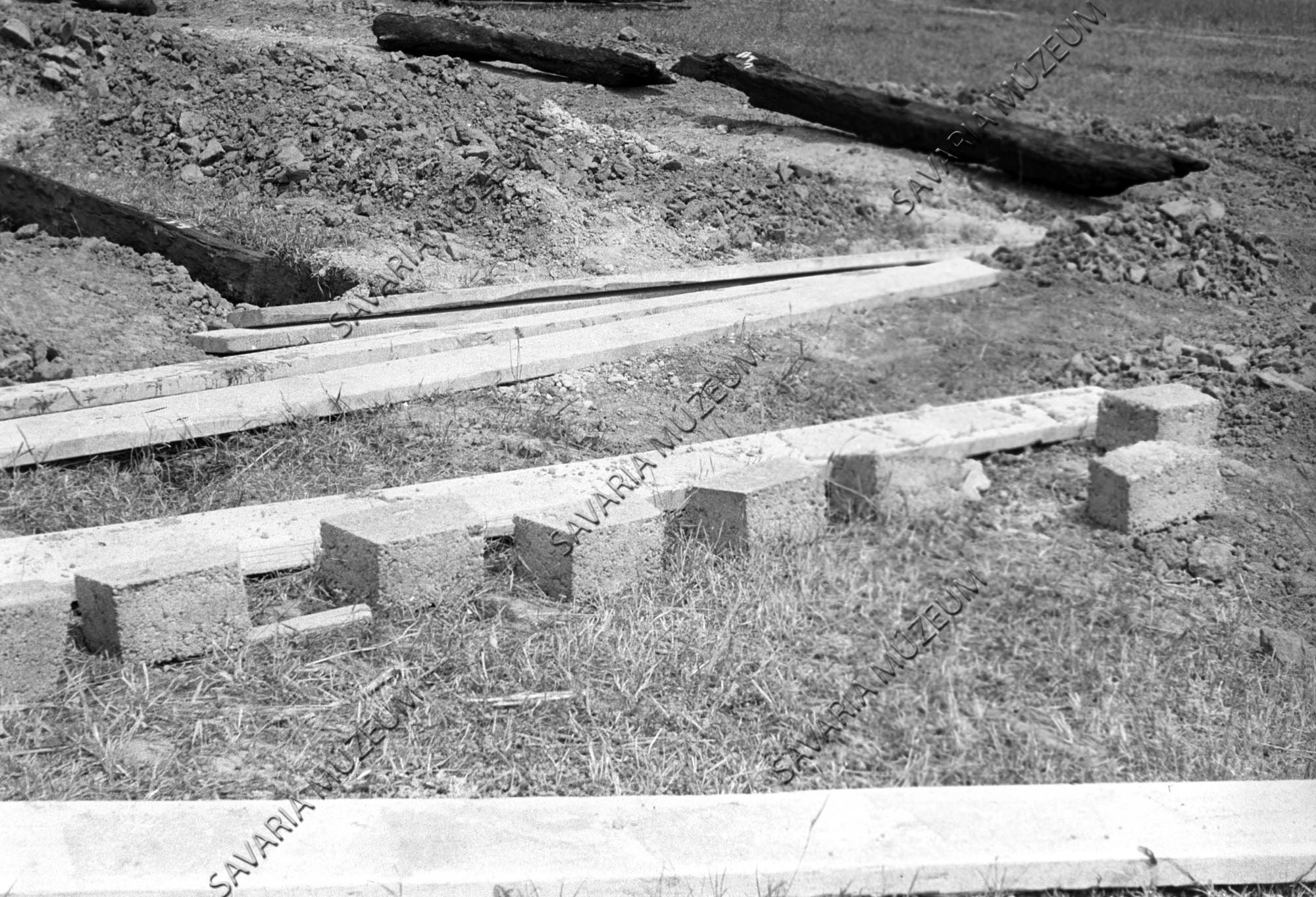 Betonkockák a kút alapozásához (Savaria Megyei Hatókörű Városi Múzeum, Szombathely CC BY-NC-SA)