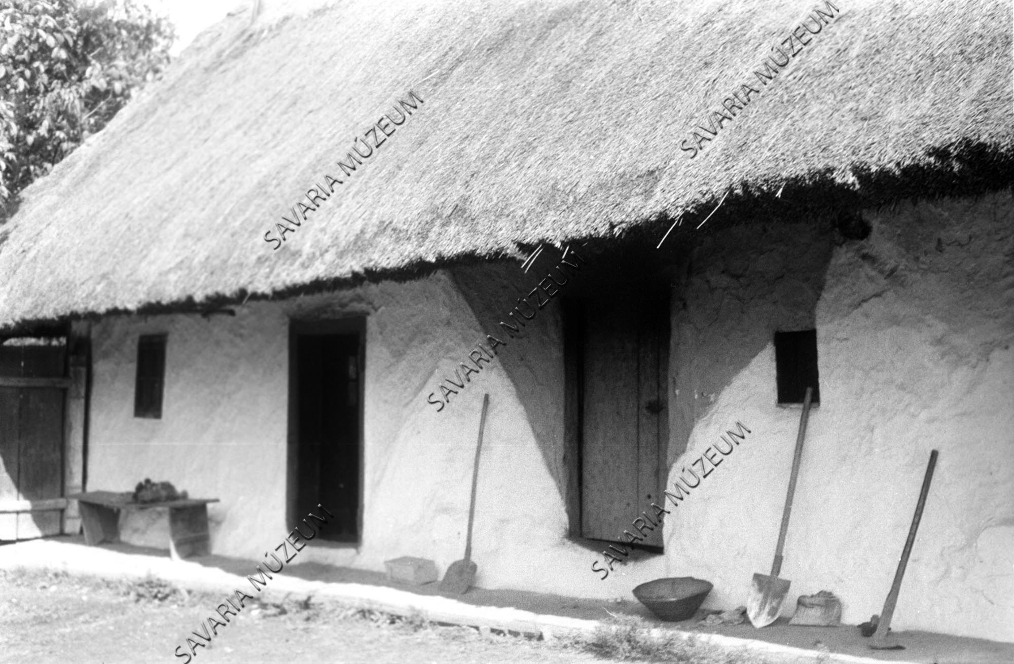 ház udvar felől ; szoba és konyha (Savaria Megyei Hatókörű Városi Múzeum, Szombathely CC BY-NC-SA)
