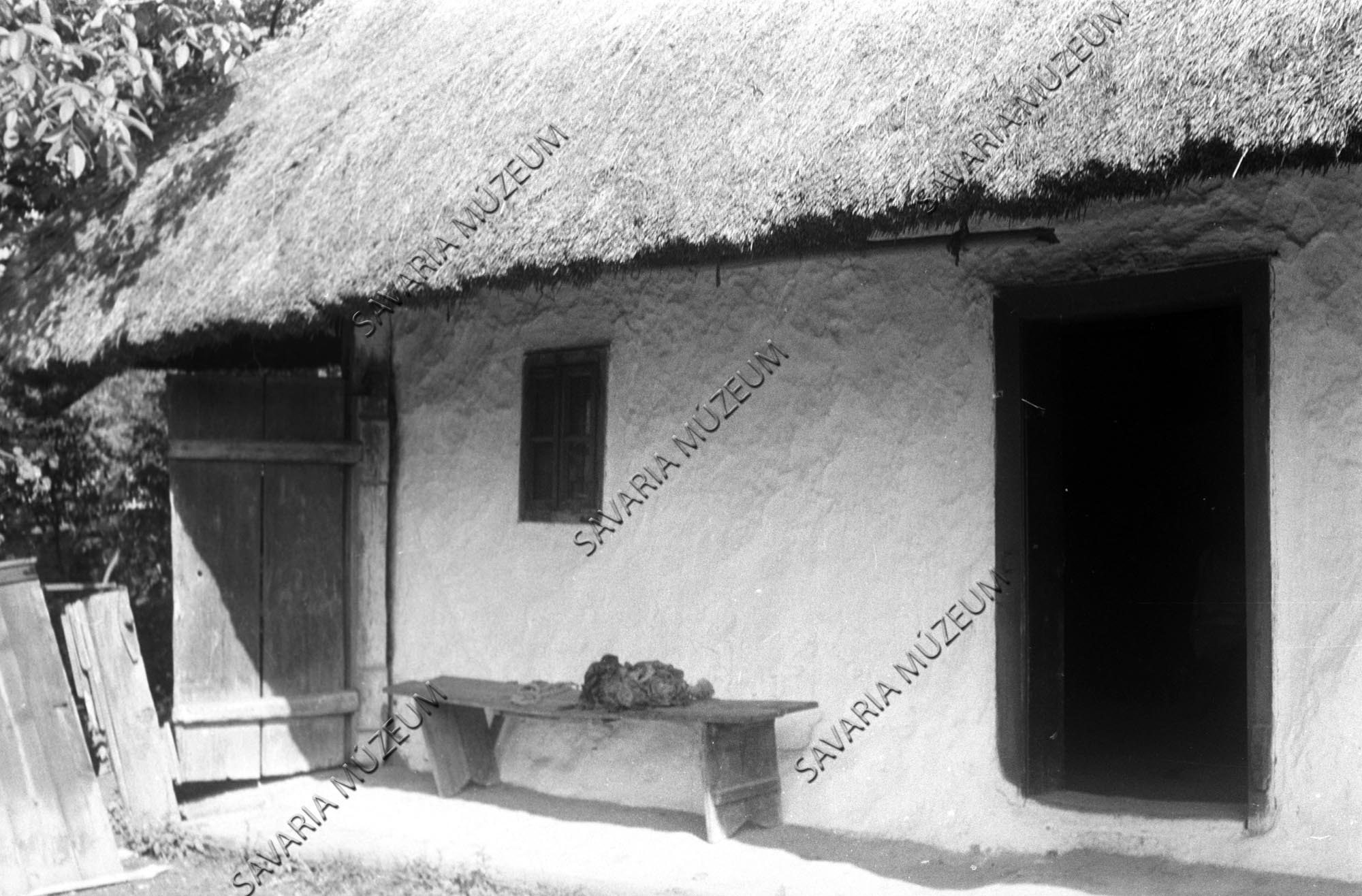 ház udvar felől szoba, kiskapu, pad (Savaria Megyei Hatókörű Városi Múzeum, Szombathely CC BY-NC-SA)