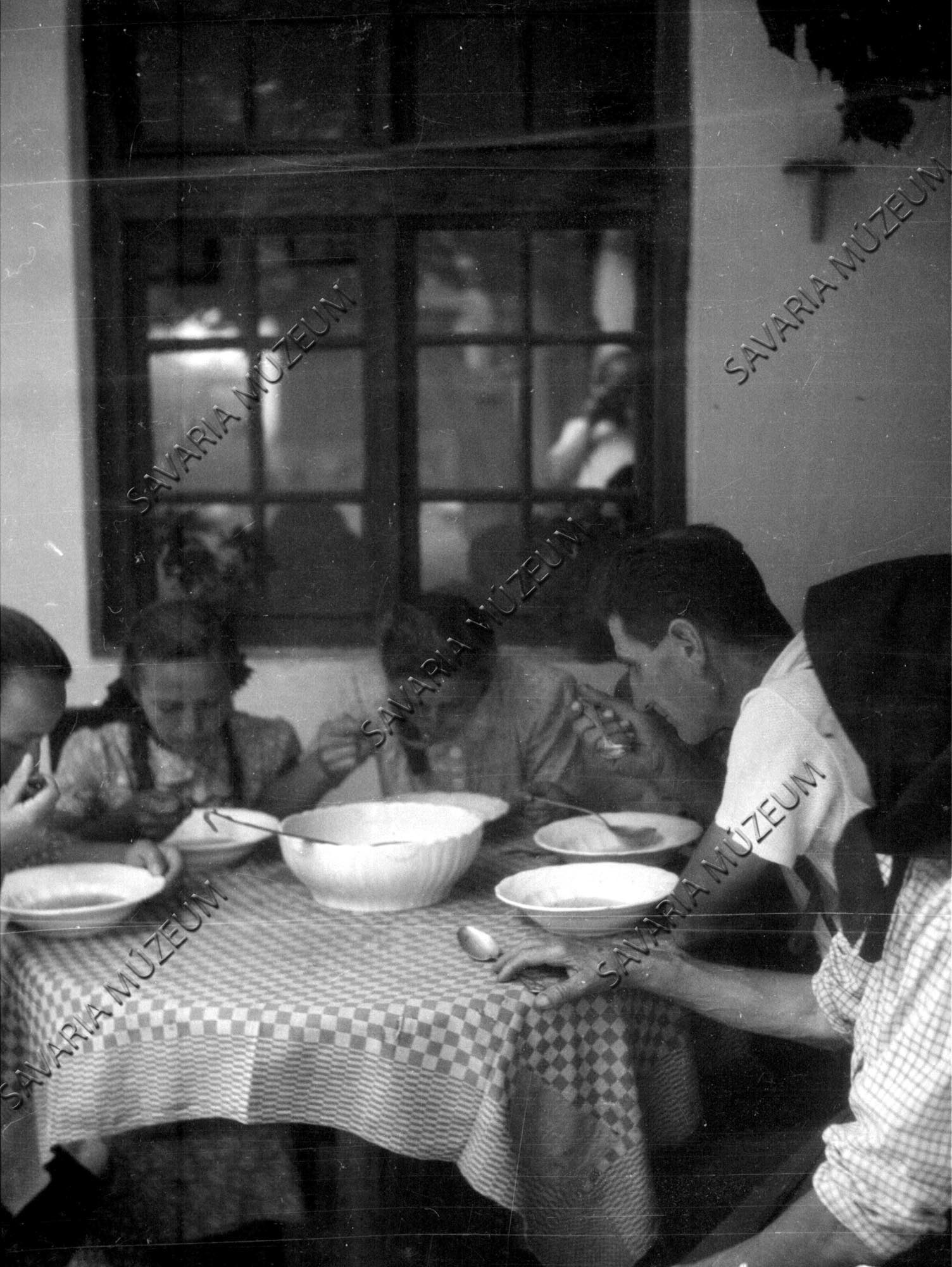 Parasztcsalád ebédel (Savaria Megyei Hatókörű Városi Múzeum, Szombathely CC BY-NC-SA)