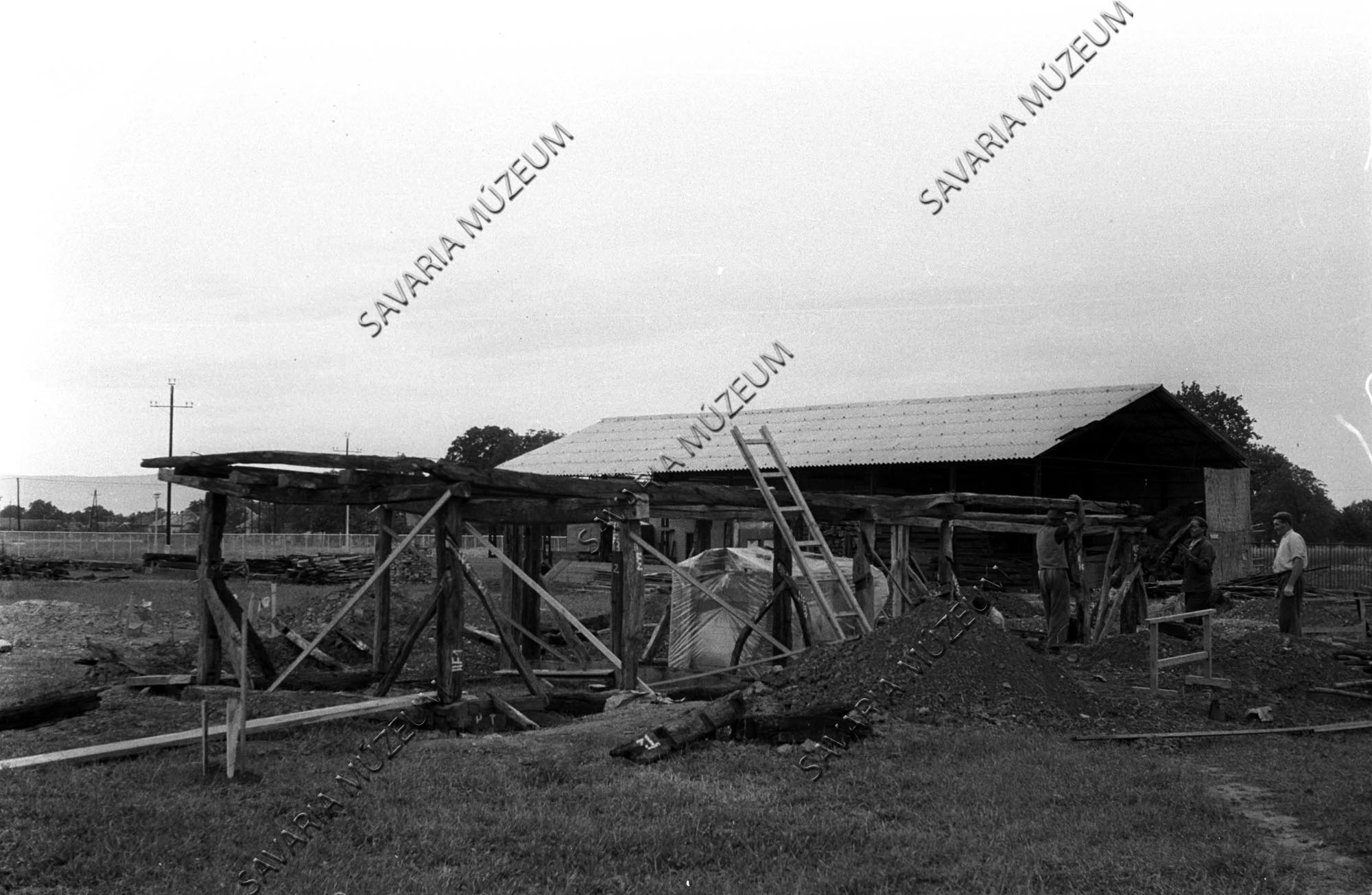 Az épülő nemeskoltai ház gerendaváza (Savaria Megyei Hatókörű Városi Múzeum, Szombathely CC BY-NC-SA)