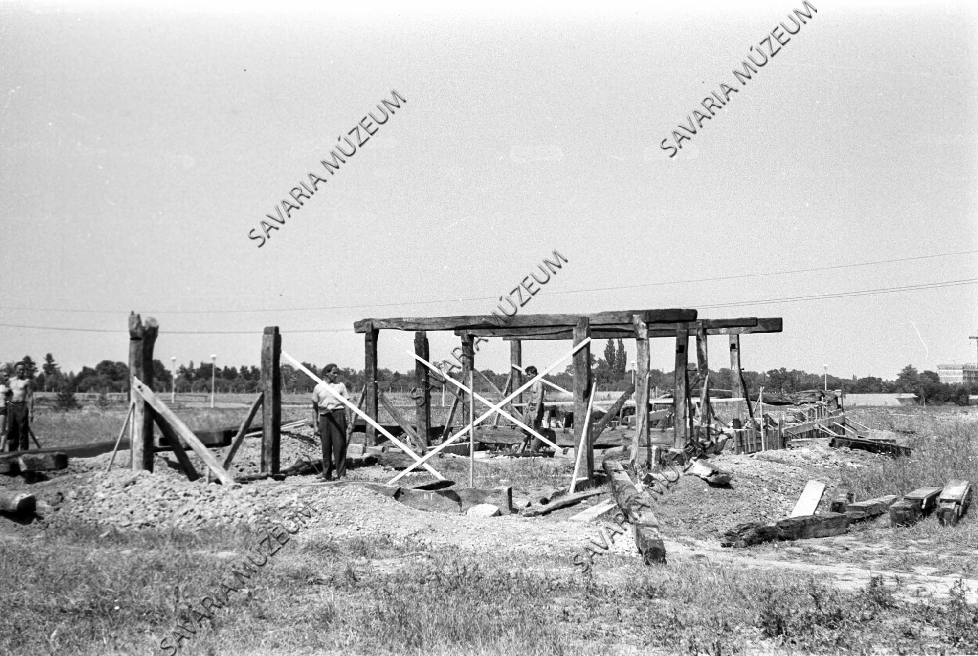 A szentpéterfai ház gerendavázának építése (Savaria Megyei Hatókörű Városi Múzeum, Szombathely CC BY-NC-SA)
