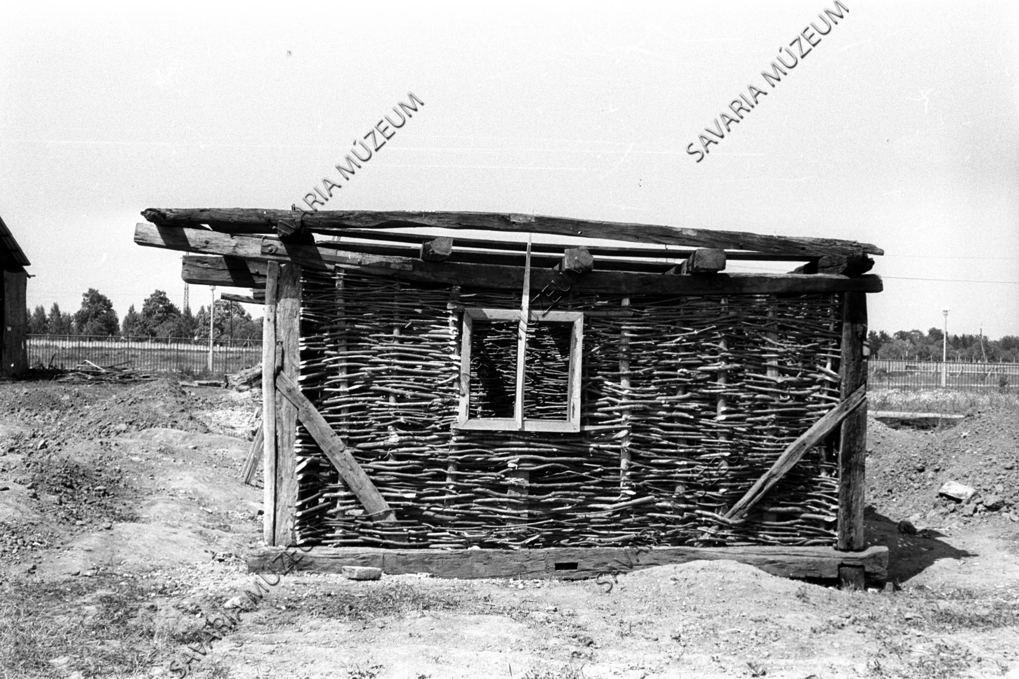 A nemeskoltai ház sövényfalu homlokzata (Savaria Megyei Hatókörű Városi Múzeum, Szombathely CC BY-NC-SA)