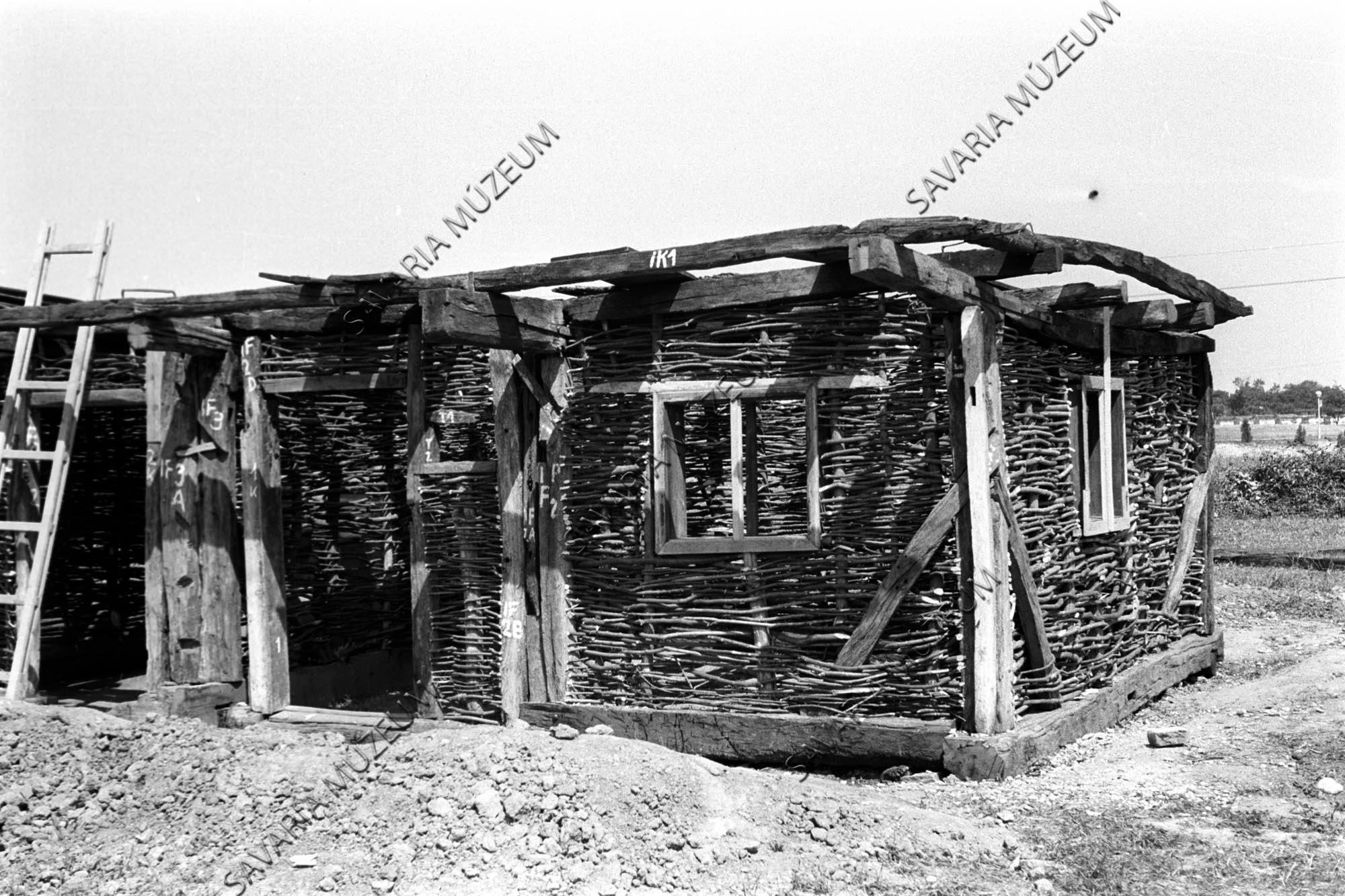 A nemeskoltai ház első szobája építés közben (Savaria Megyei Hatókörű Városi Múzeum, Szombathely CC BY-NC-SA)