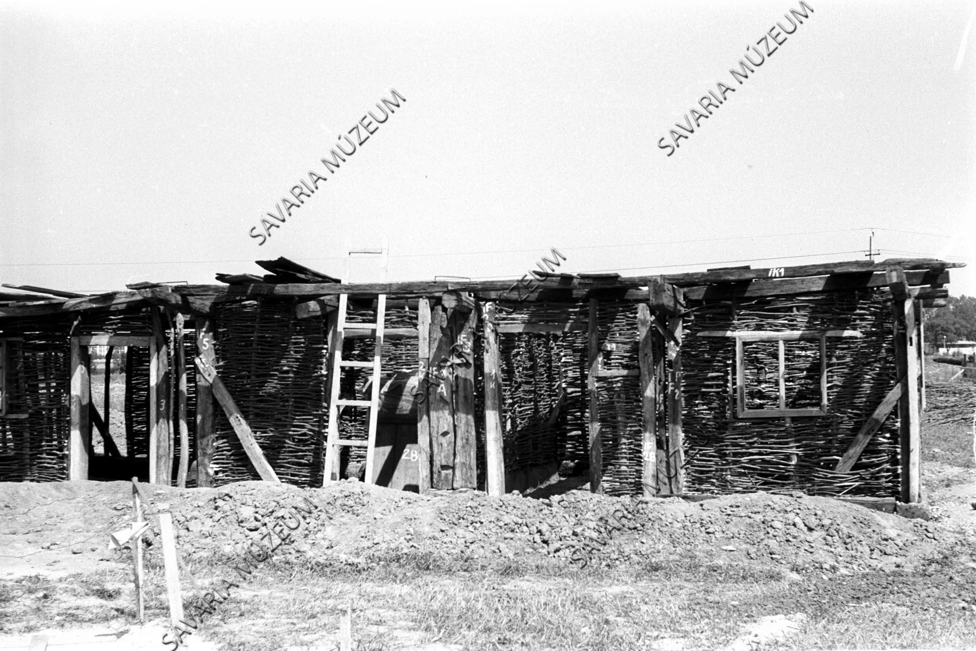 Az épülő nemeskoltai ház (Savaria Megyei Hatókörű Városi Múzeum, Szombathely CC BY-NC-SA)
