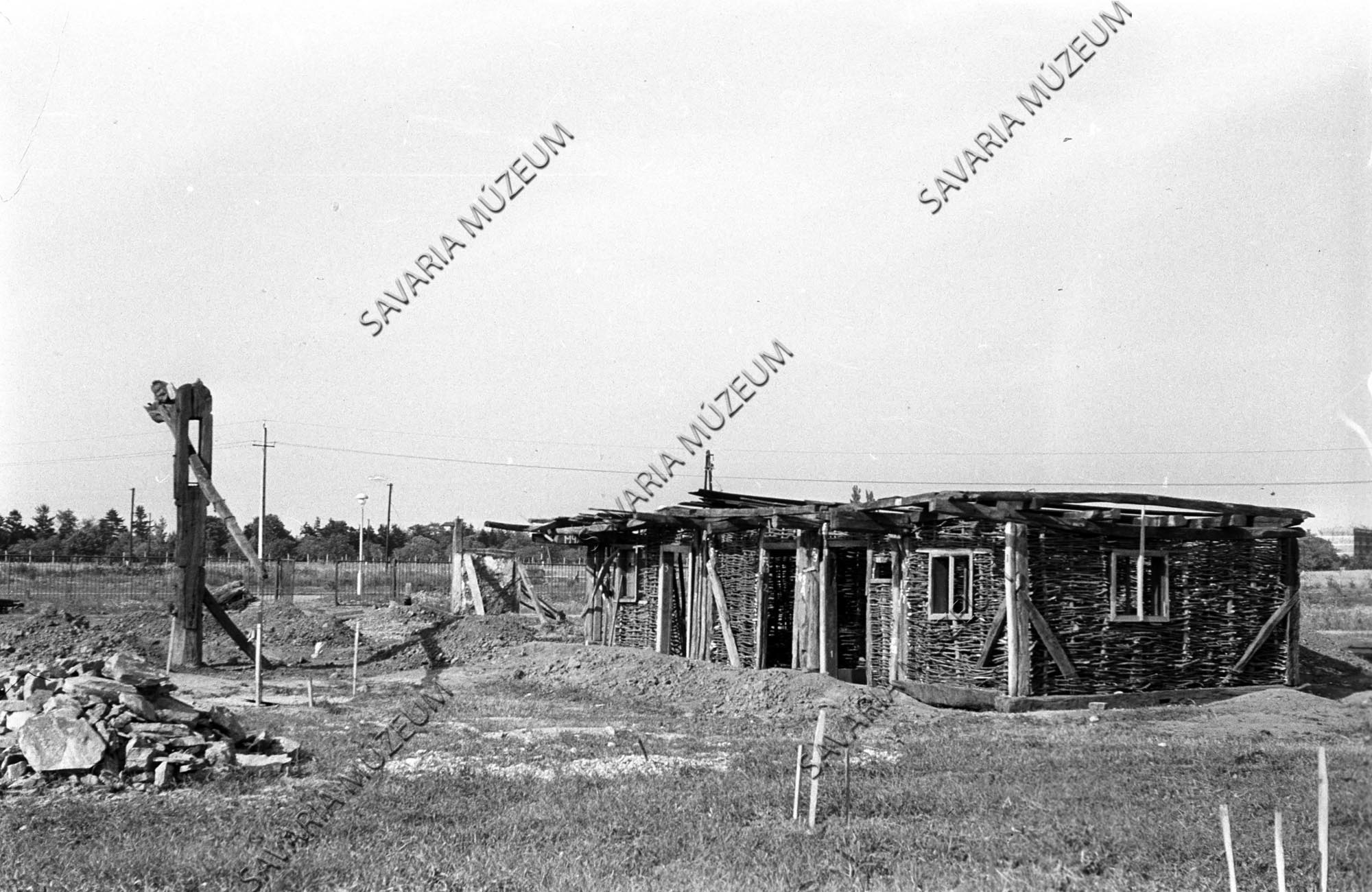 Az épülő nemeskoltai ház és gémeskút (Savaria Megyei Hatókörű Városi Múzeum, Szombathely CC BY-NC-SA)