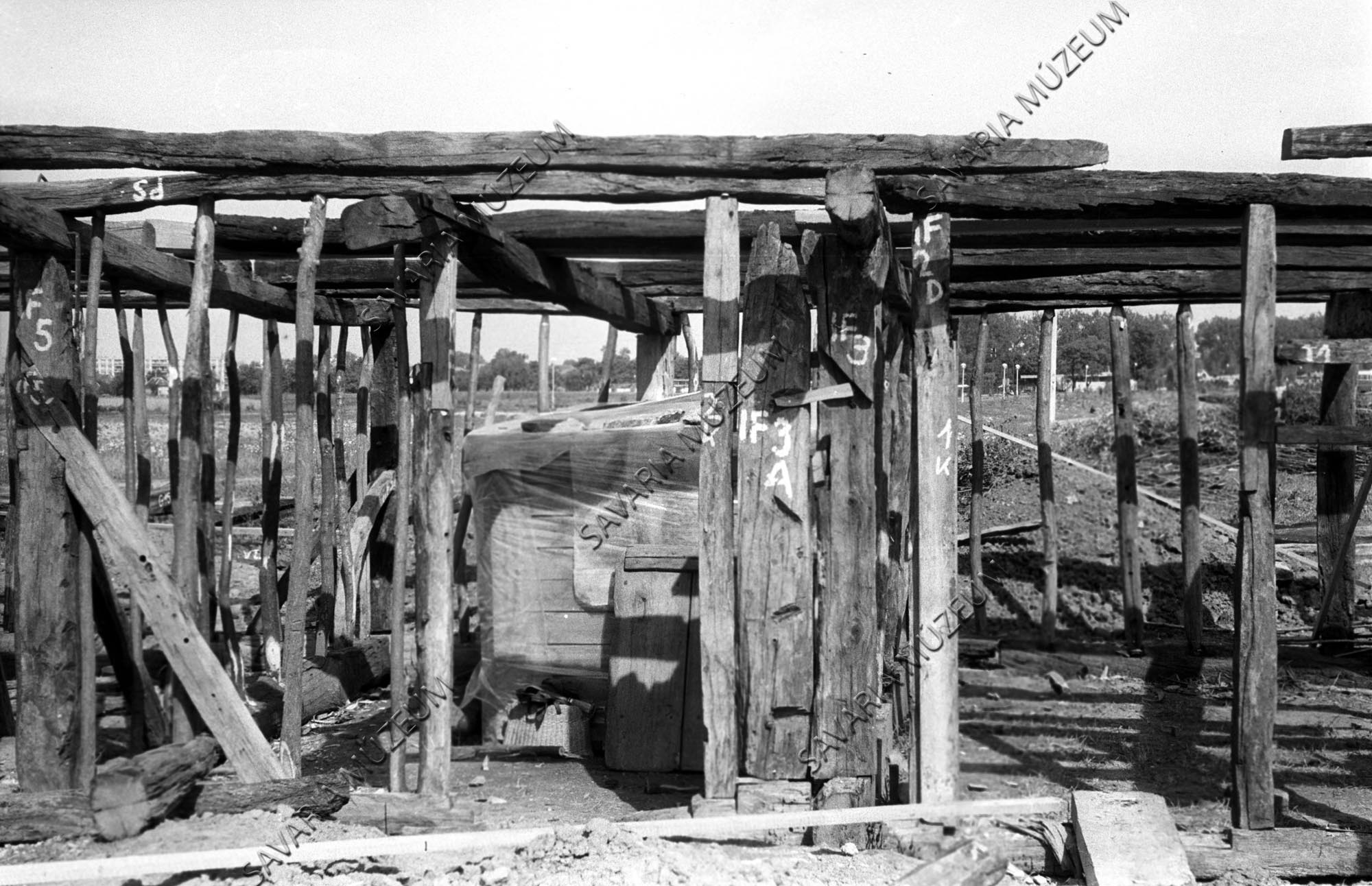 A nemeskoltai ház konyhája és szobái építés közben (Savaria Megyei Hatókörű Városi Múzeum, Szombathely CC BY-NC-SA)