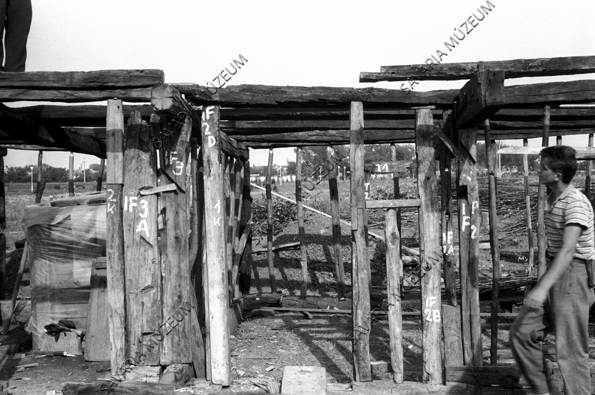 A nemeskoltai ház konyhája és első szobája építés közben (Savaria Megyei Hatókörű Városi Múzeum, Szombathely CC BY-NC-SA)